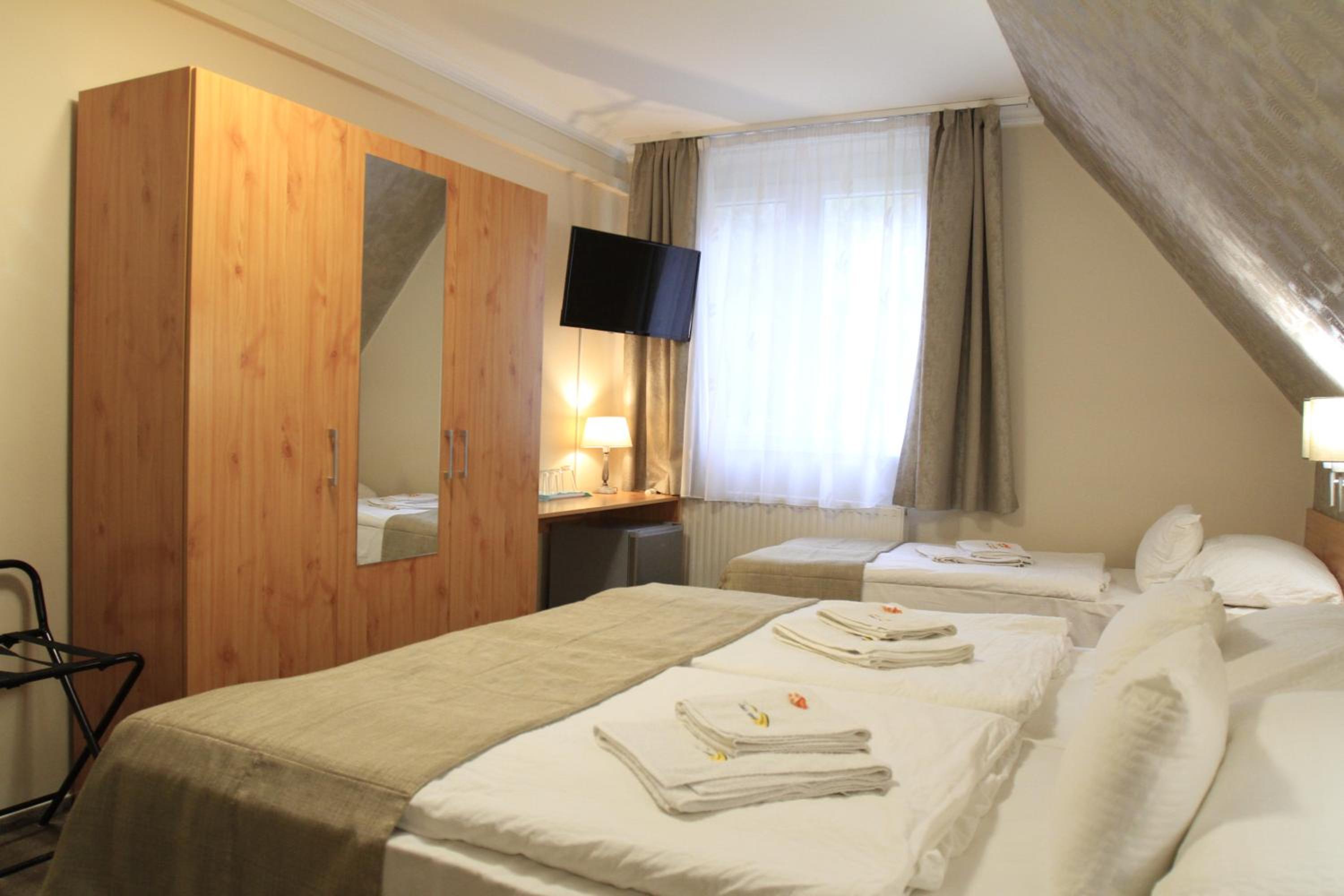 Quadruple Room - Photo 12