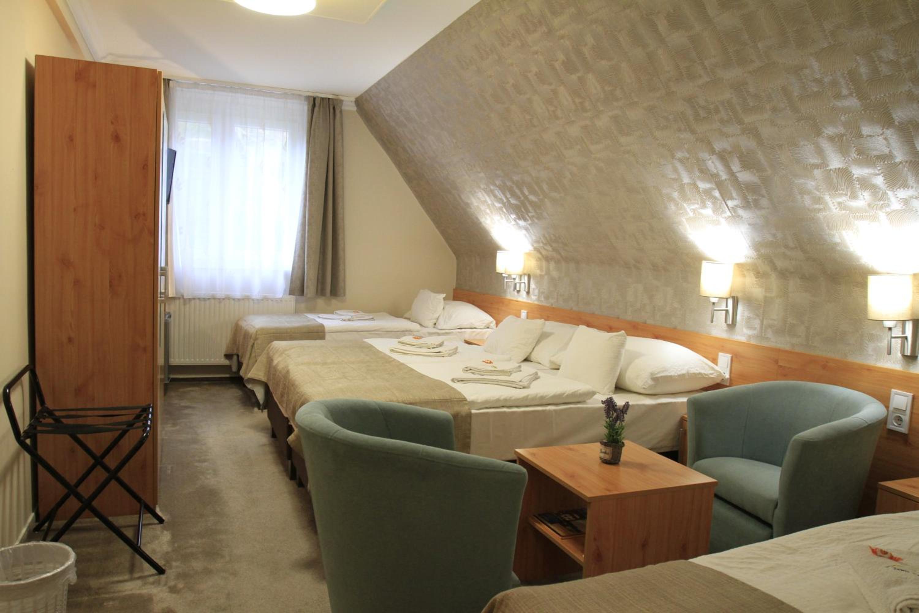 Quadruple Room - Photo 13