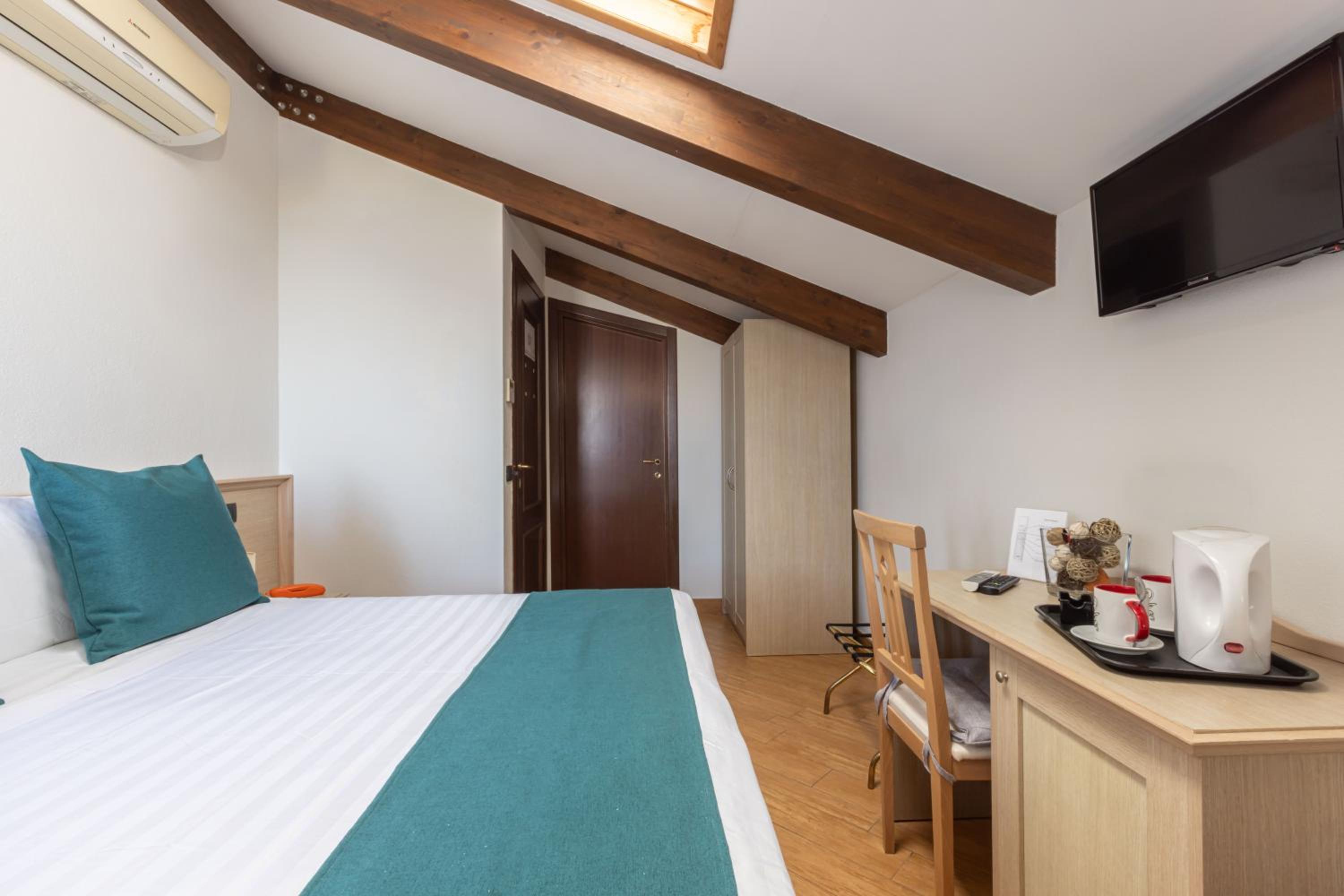 Classic Double Room - Photo 6