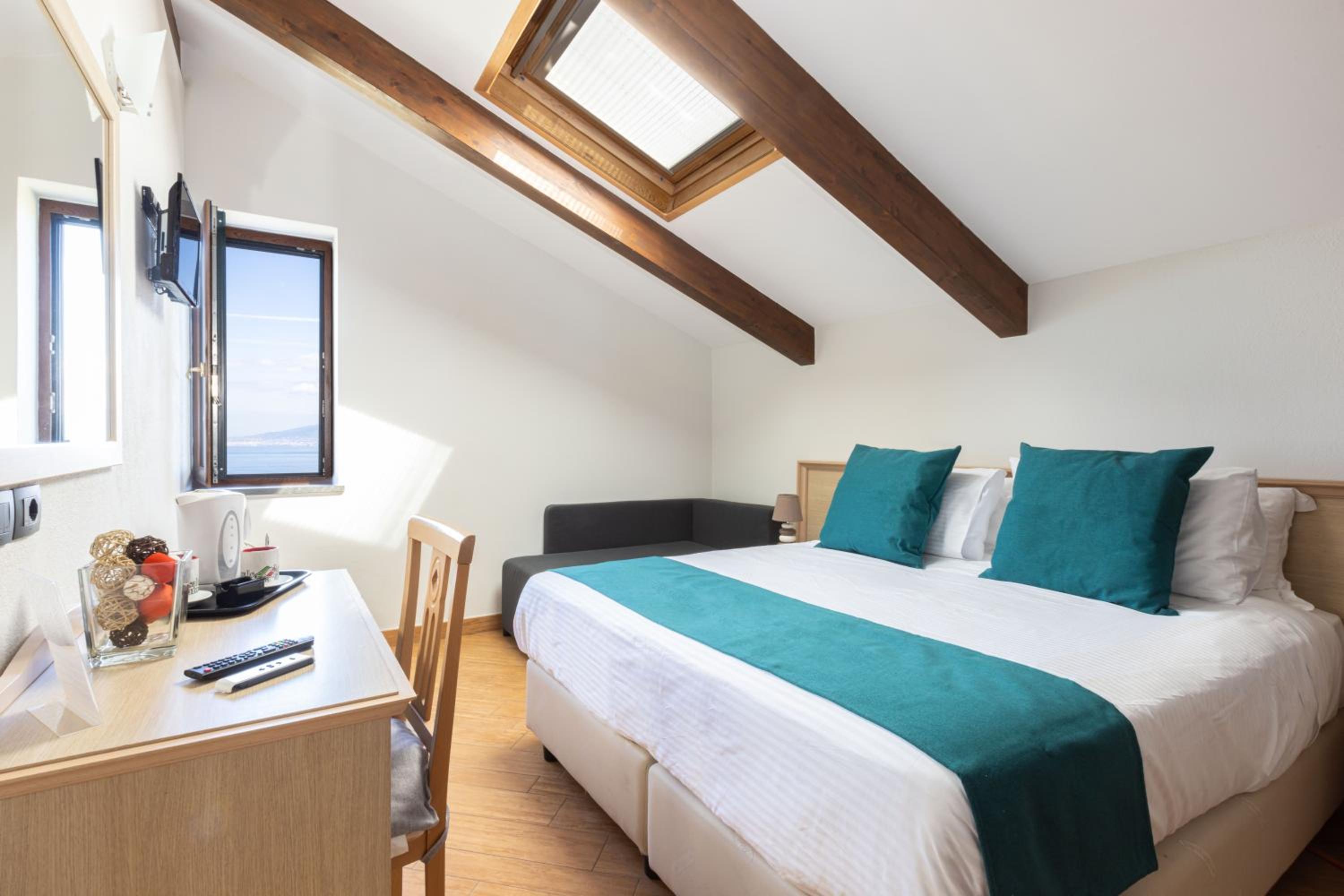 Classic Triple Room - Photo 18