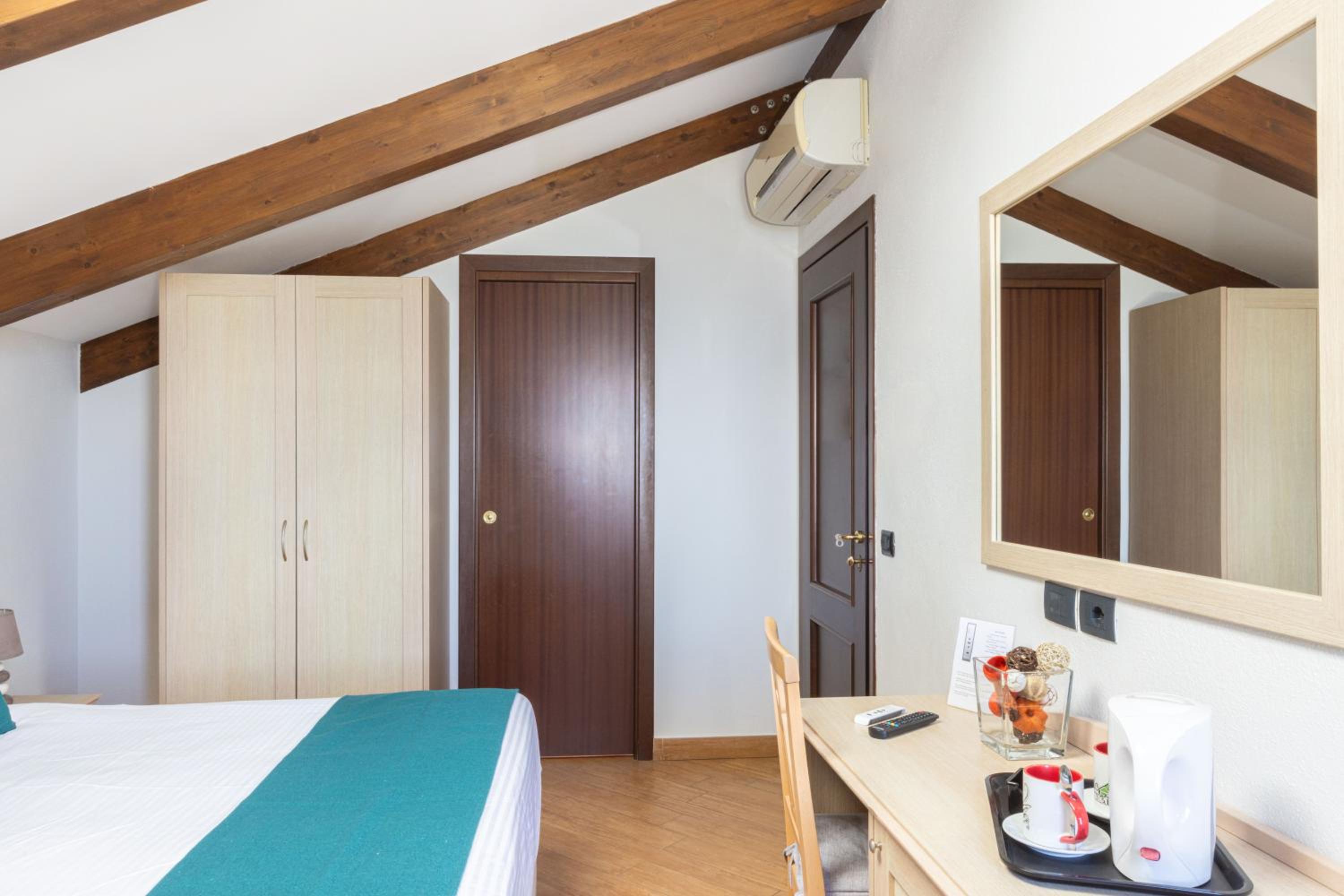 Classic Double Room - Photo 10