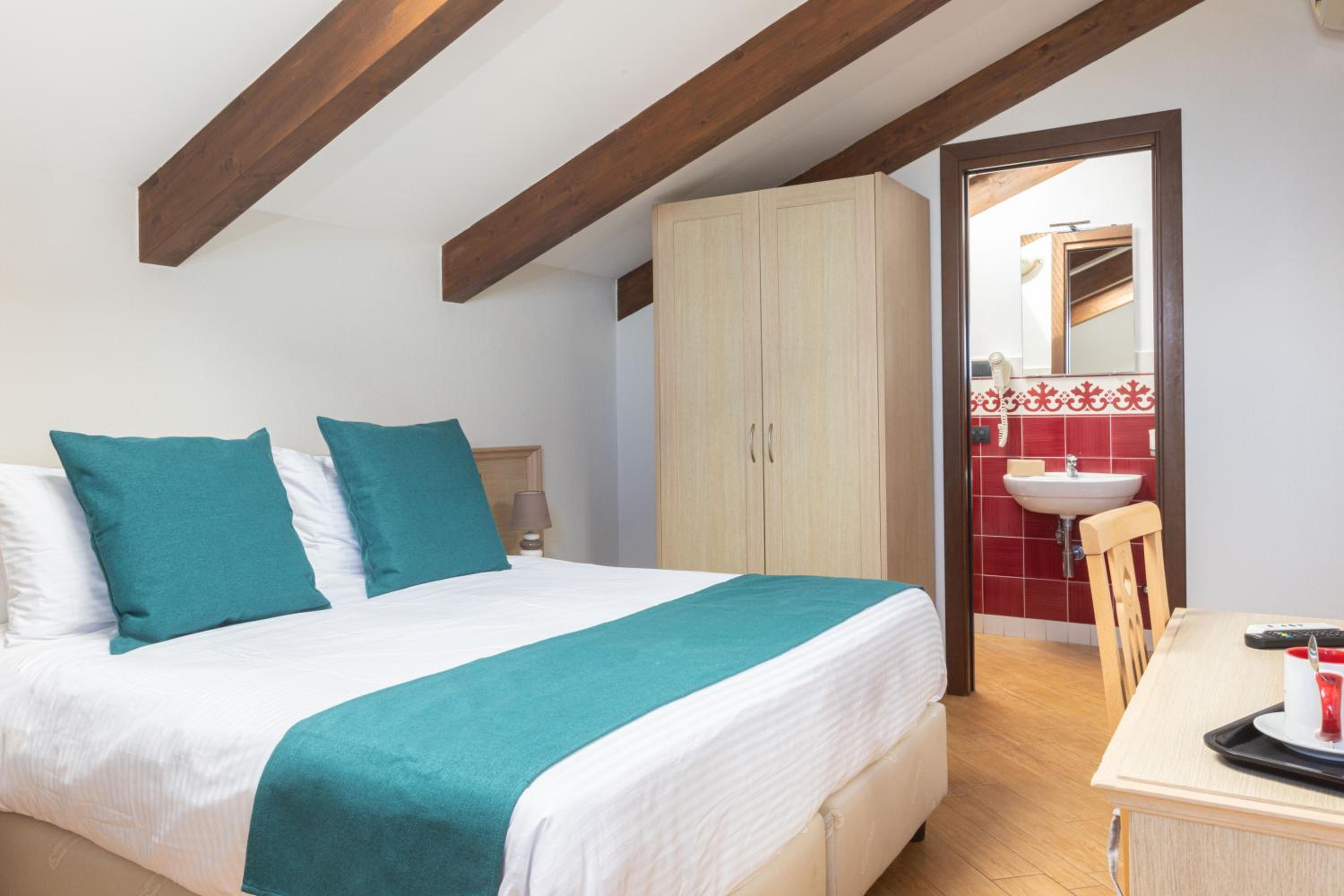 Classic Triple Room - Photo 19