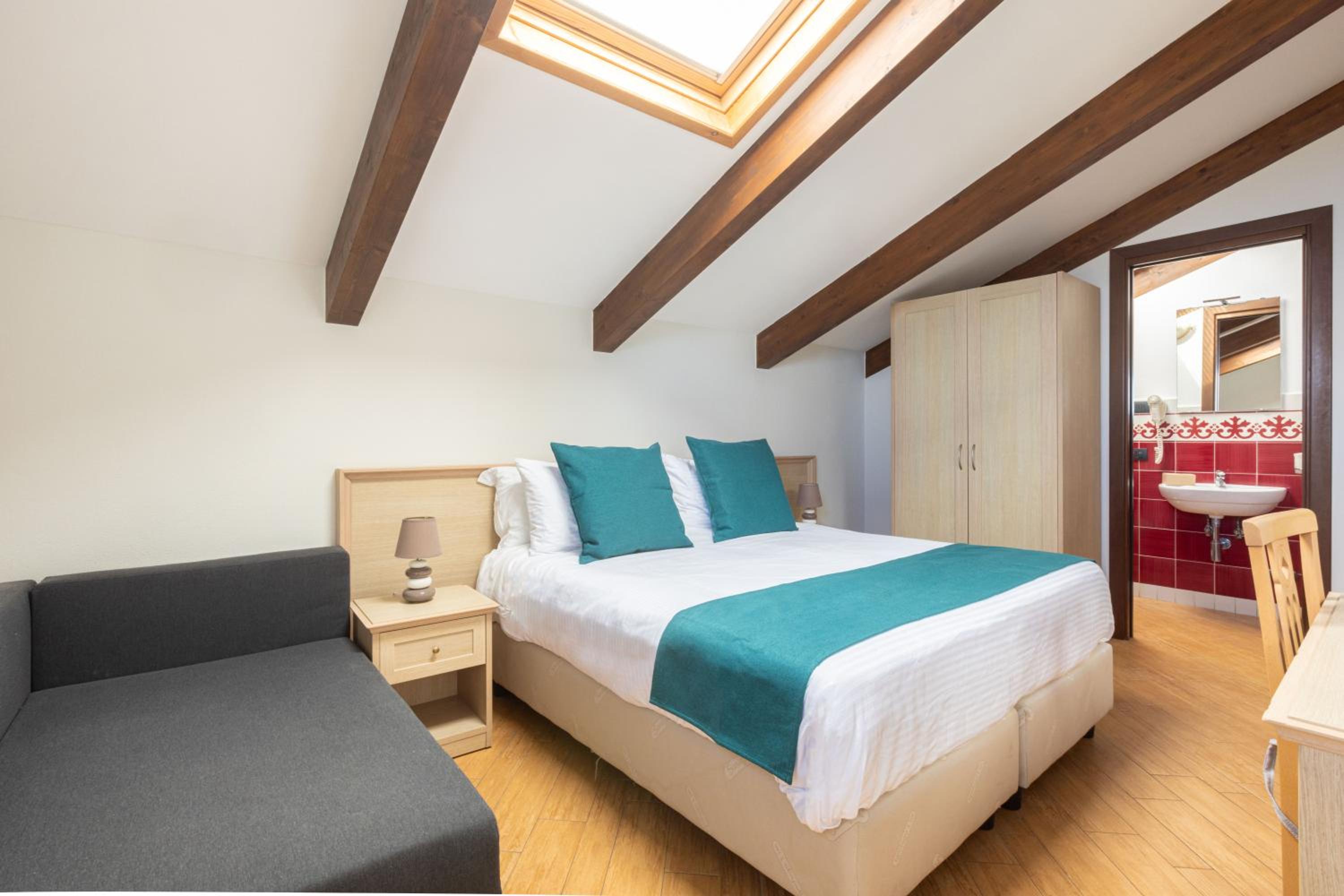 Classic Triple Room - Photo 20