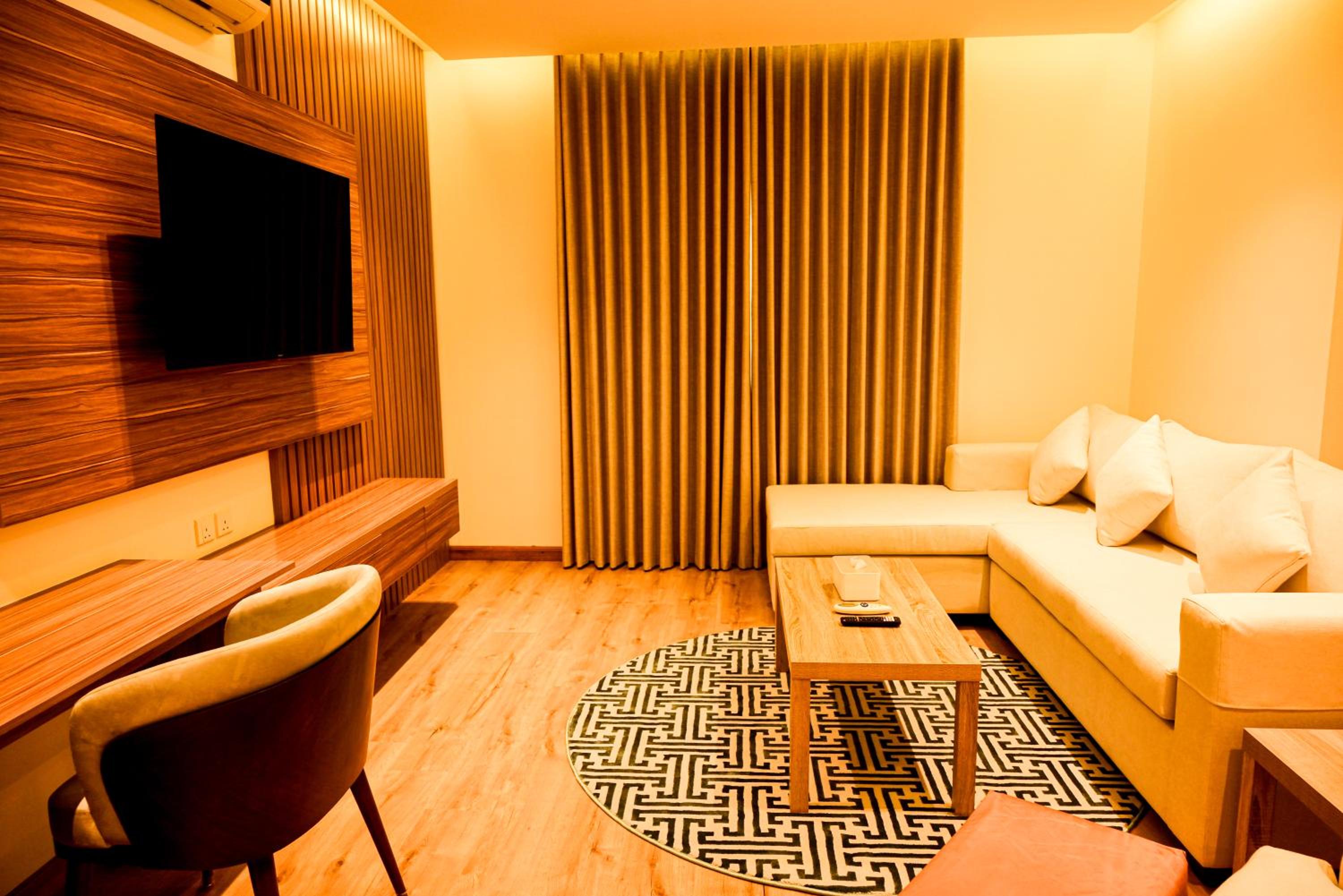 Two-Bedroom Executive - Photo 2