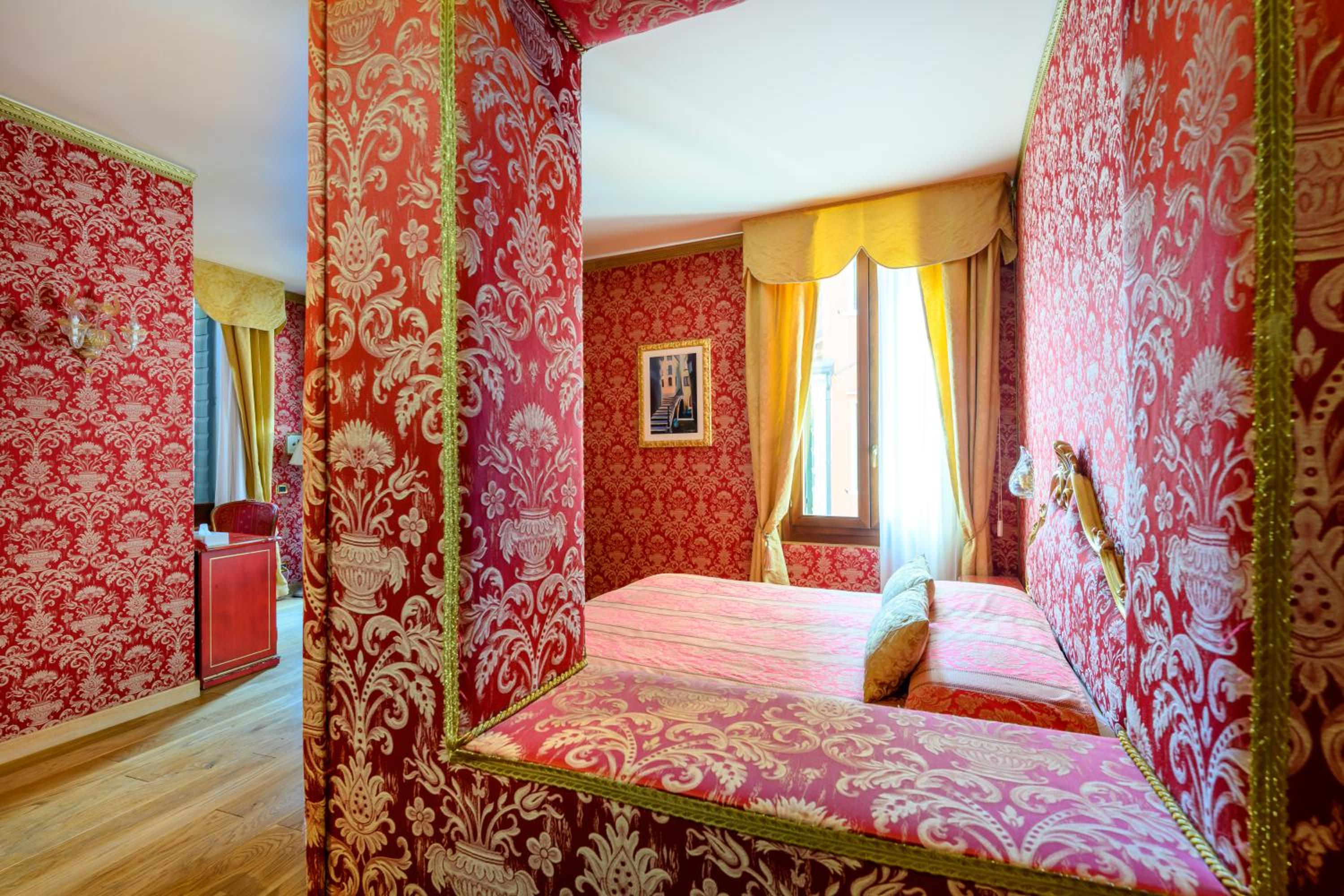 Junior Suite with Balcony and Canal View photo 3