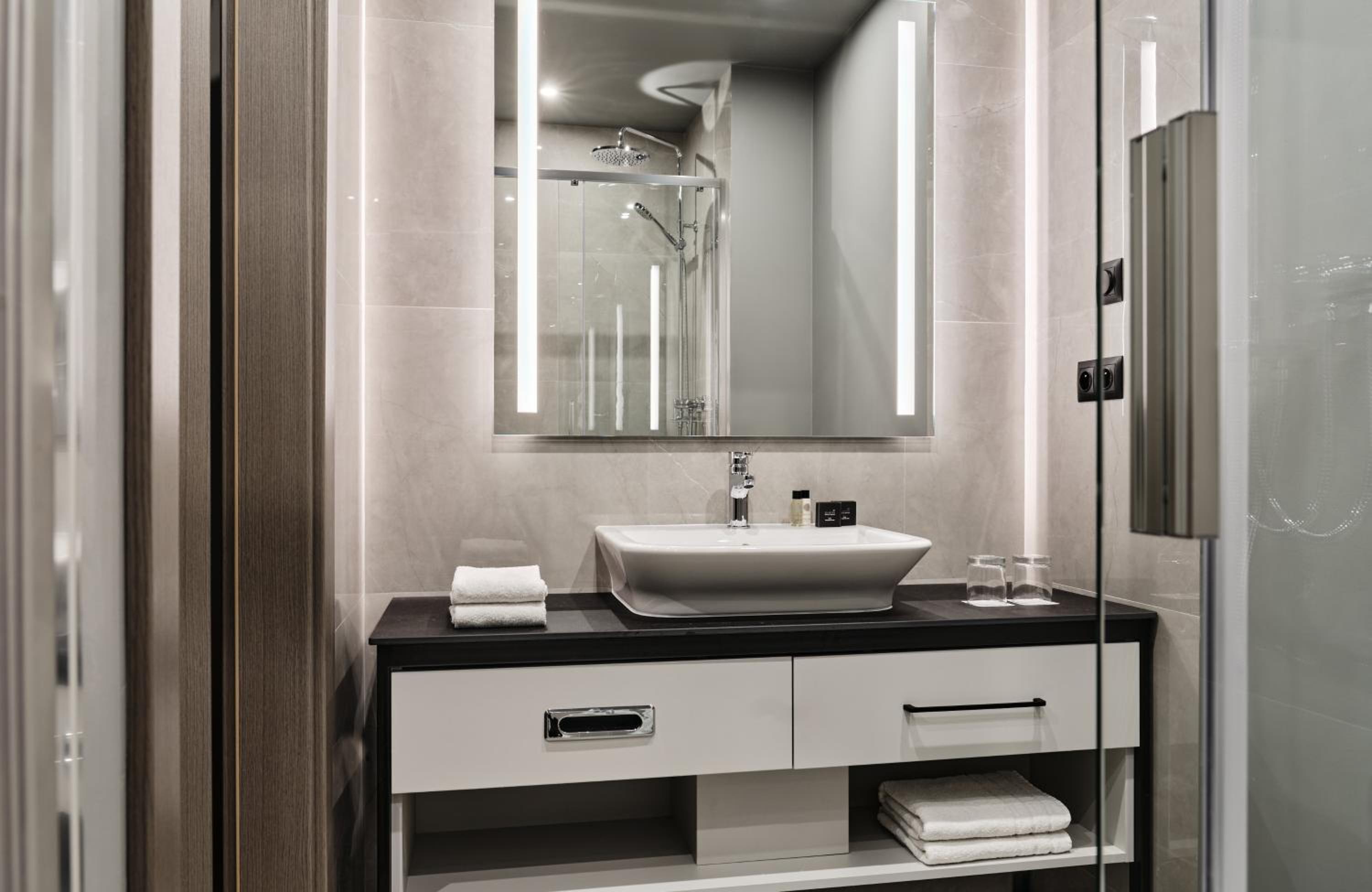 Executive Twin Room thumbnail 5