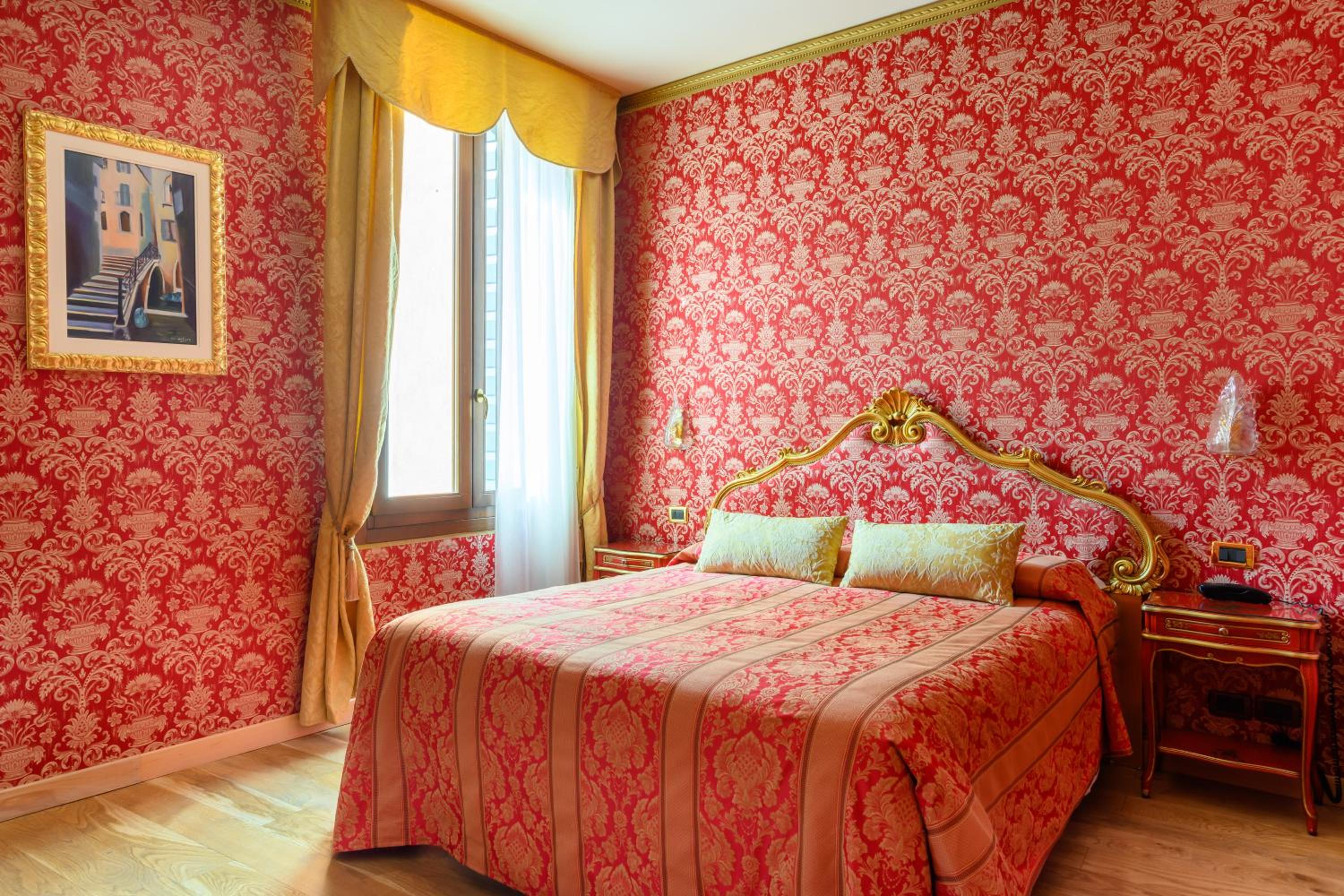 Junior Suite with Balcony and Canal View photo 2