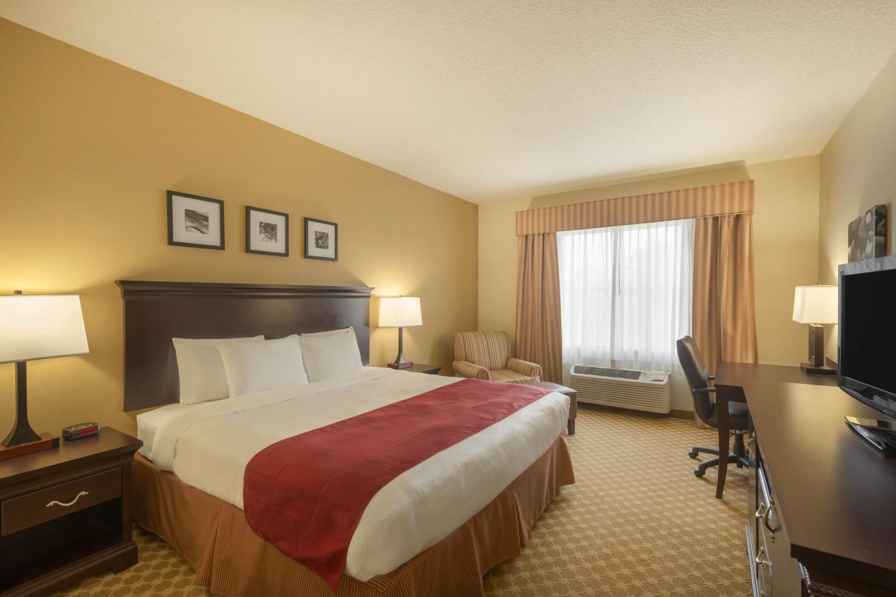 King Room - Non-Smoking - Photo 5