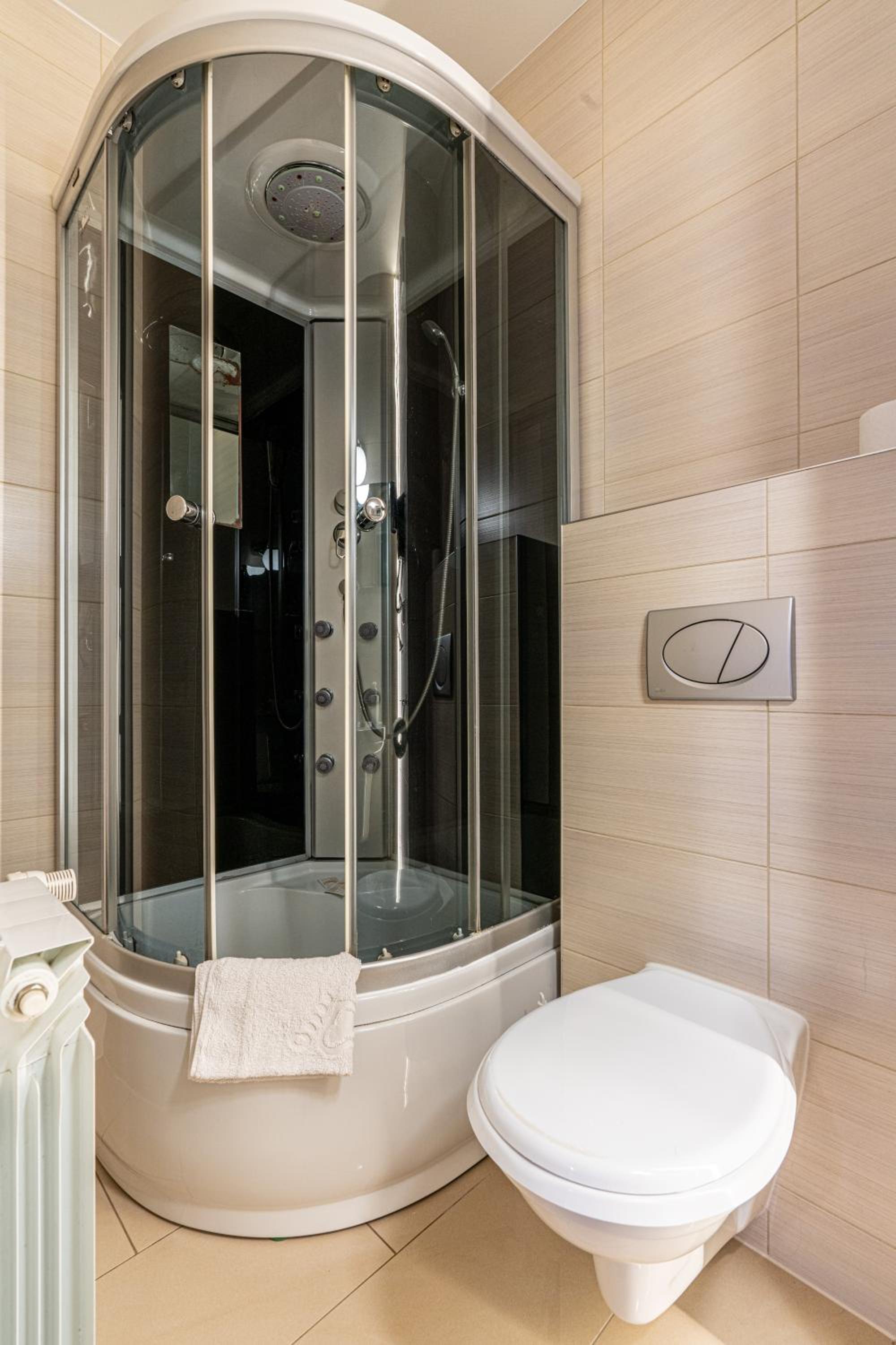 Double Room with Balcony - Photo 3