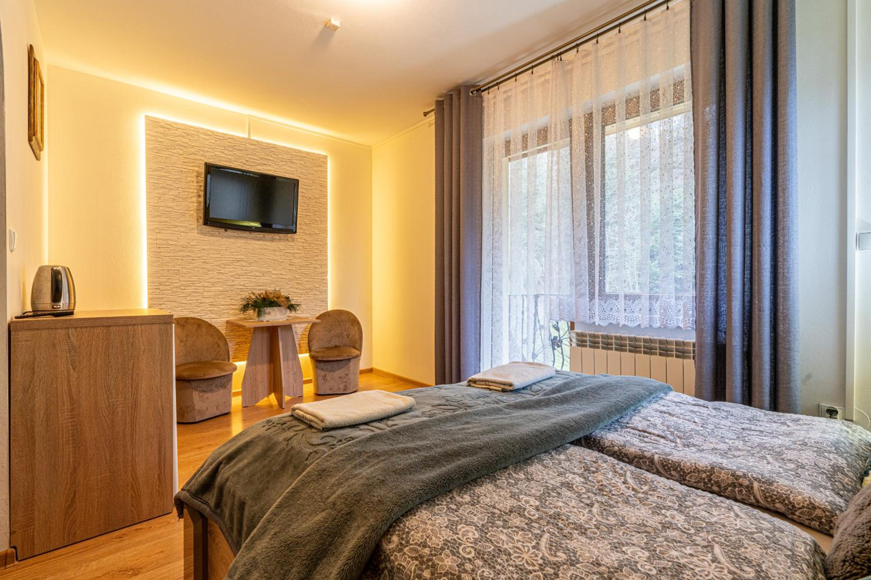 Double Room with Balcony - Photo 8