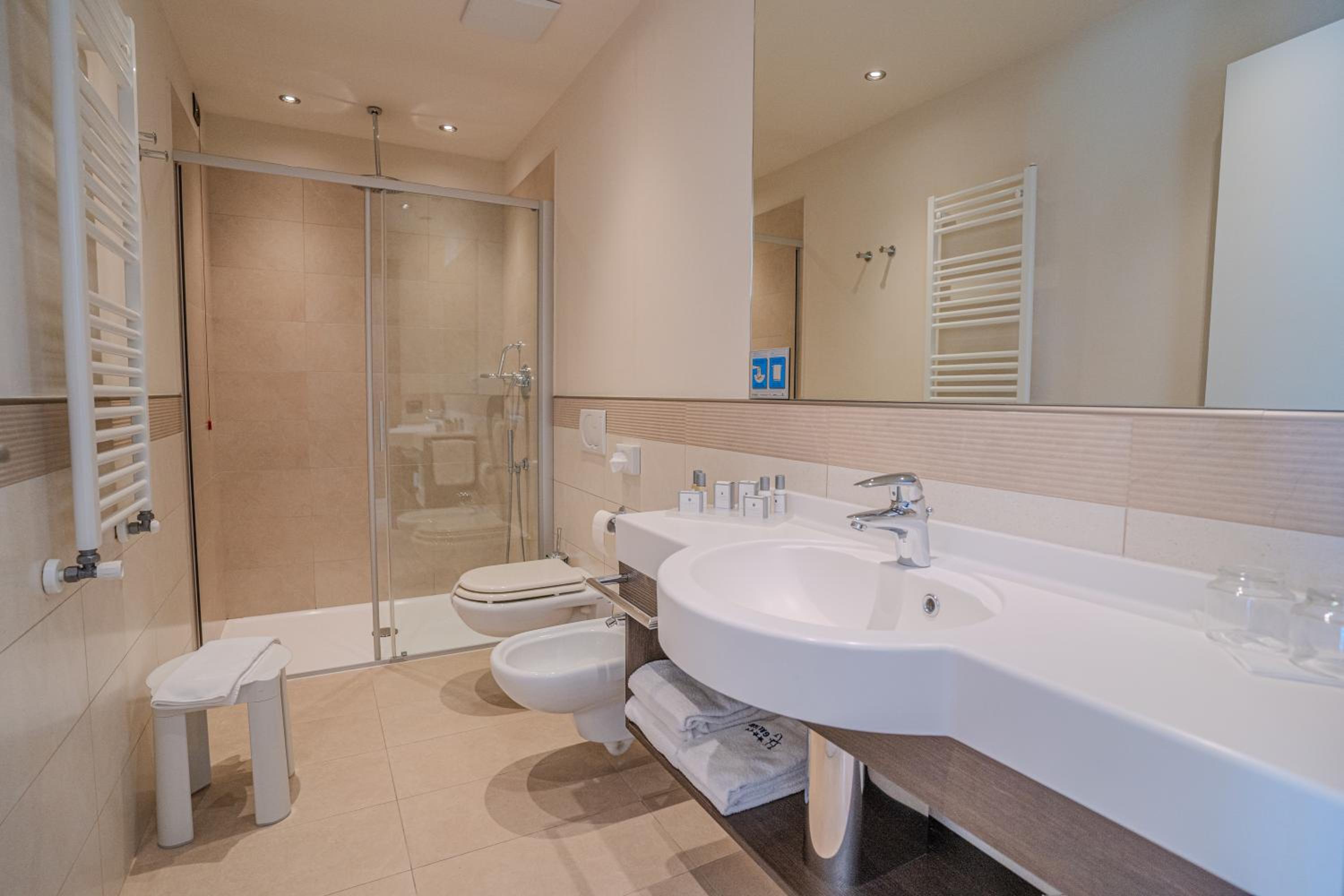 Junior Suite with Lake View photo 3