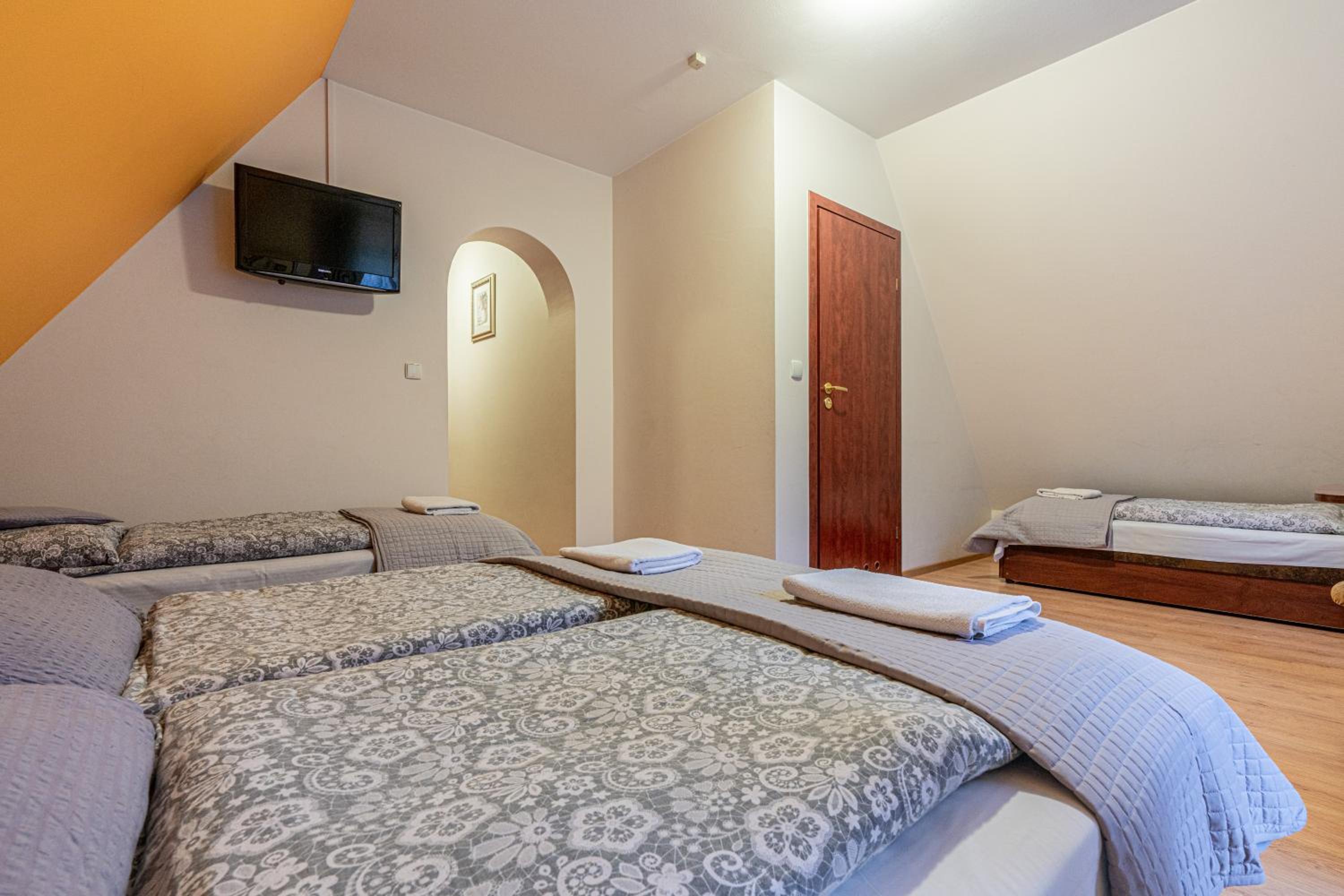 Quadruple Room with Balcony - Photo 8