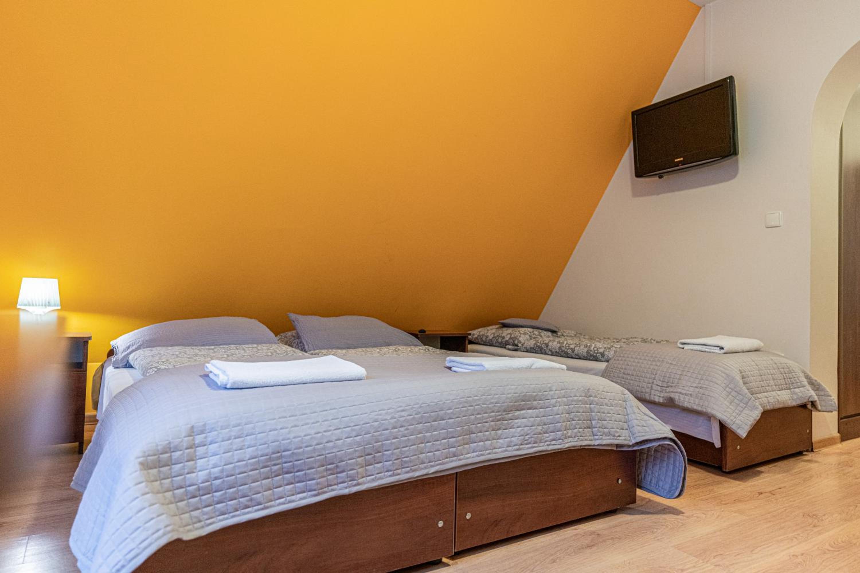 Quadruple Room with Balcony - Photo 13