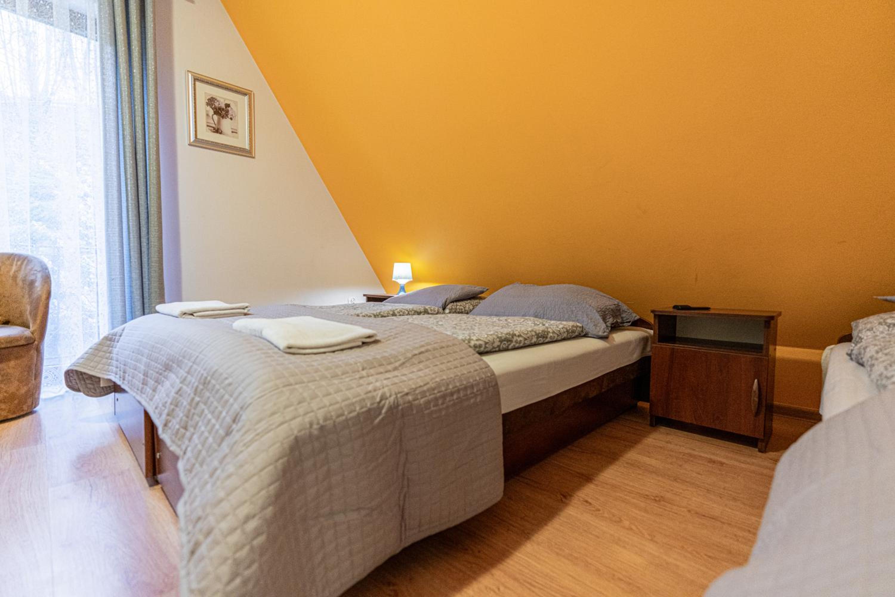 Quadruple Room with Balcony - Photo 7