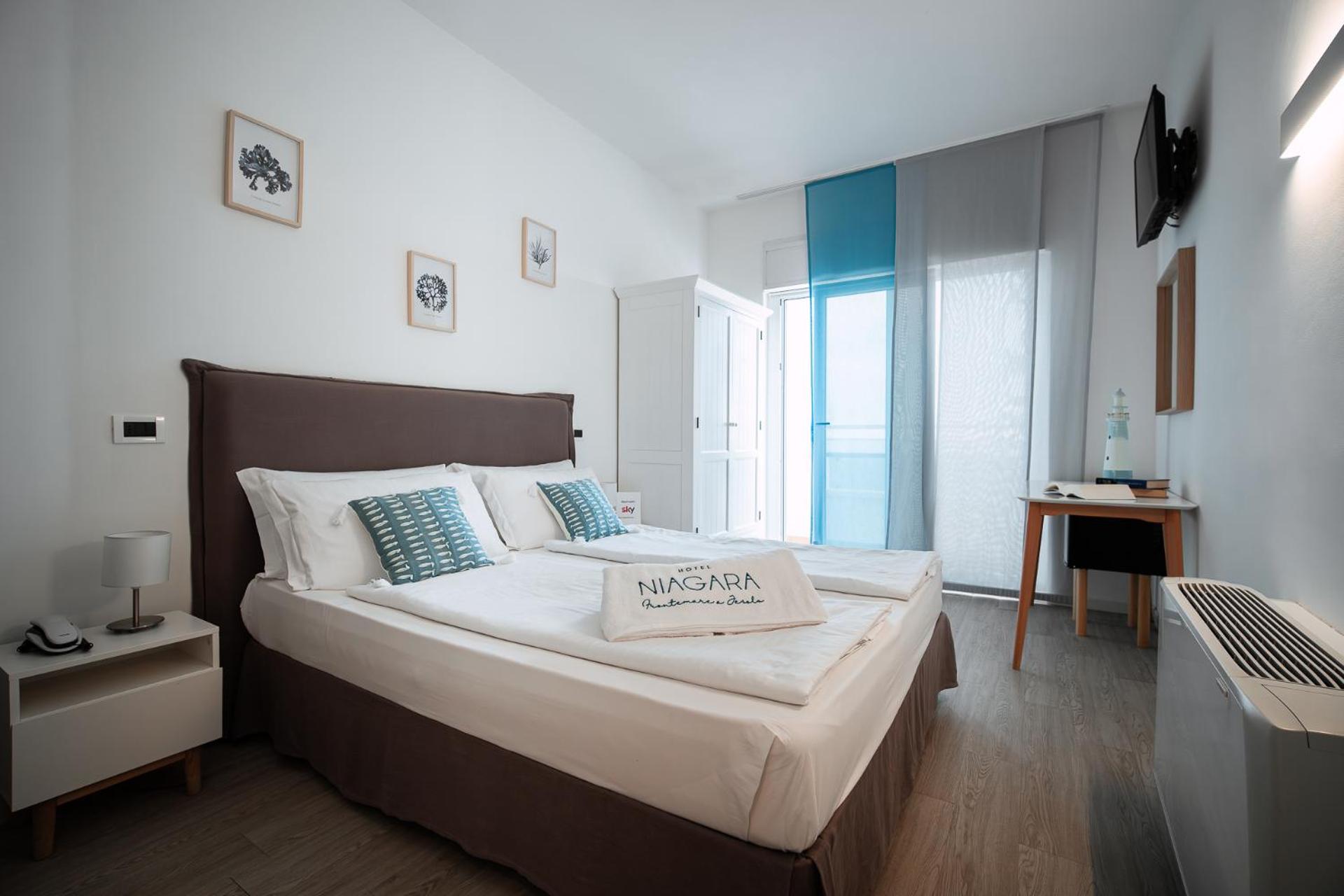 Comfort Double Room with Lateral Sea View photo 3