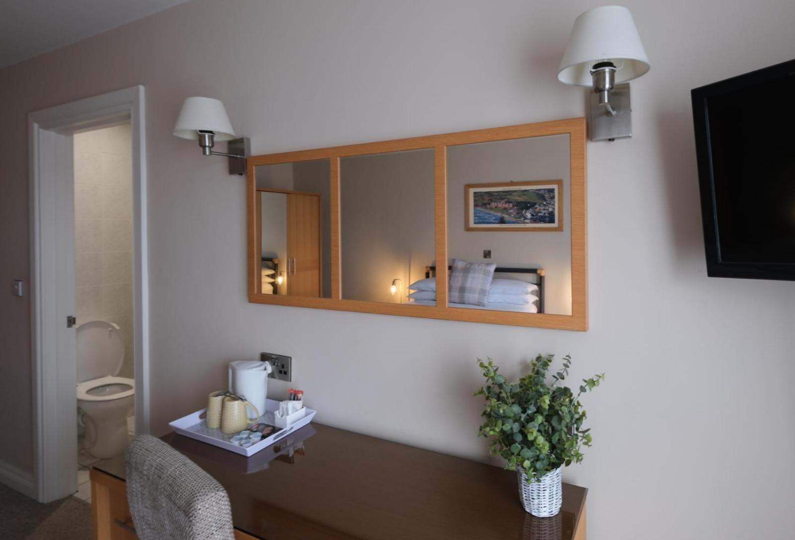 Double Room with Private Bathroom - Photo 6