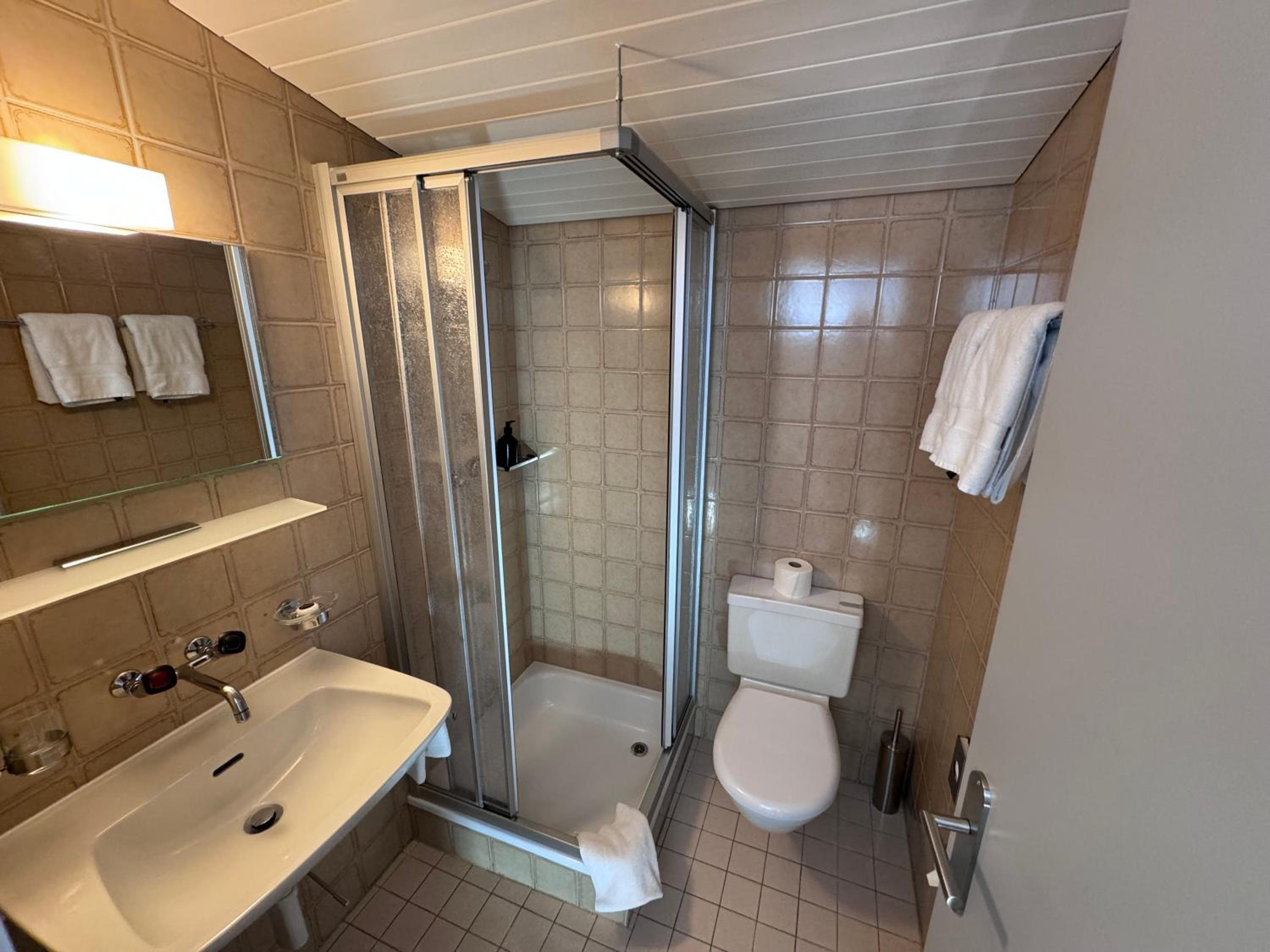 Standard Double Room - Photo 9