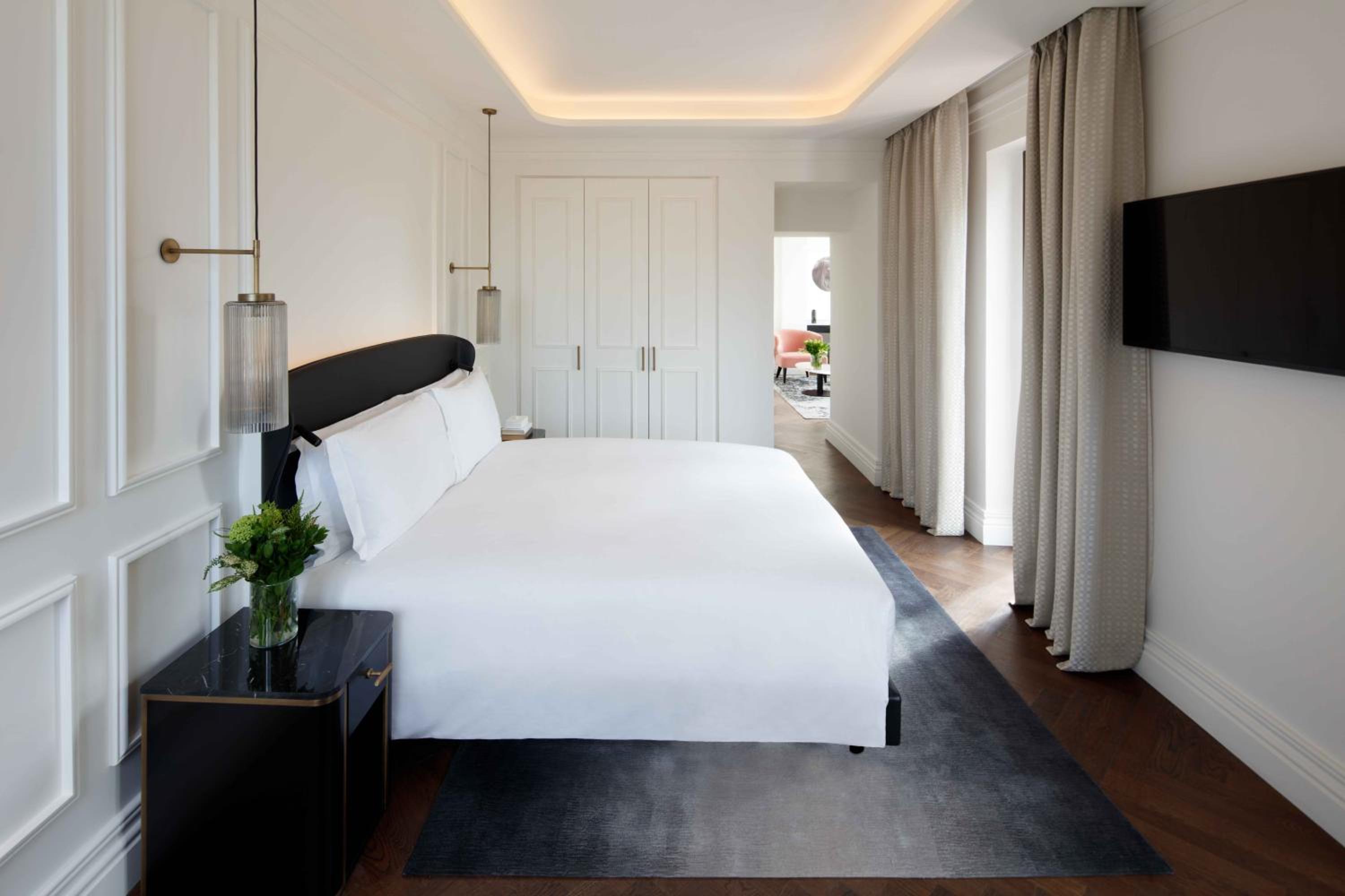 One-Bedroom Suite with Balcony and View thumbnail 6