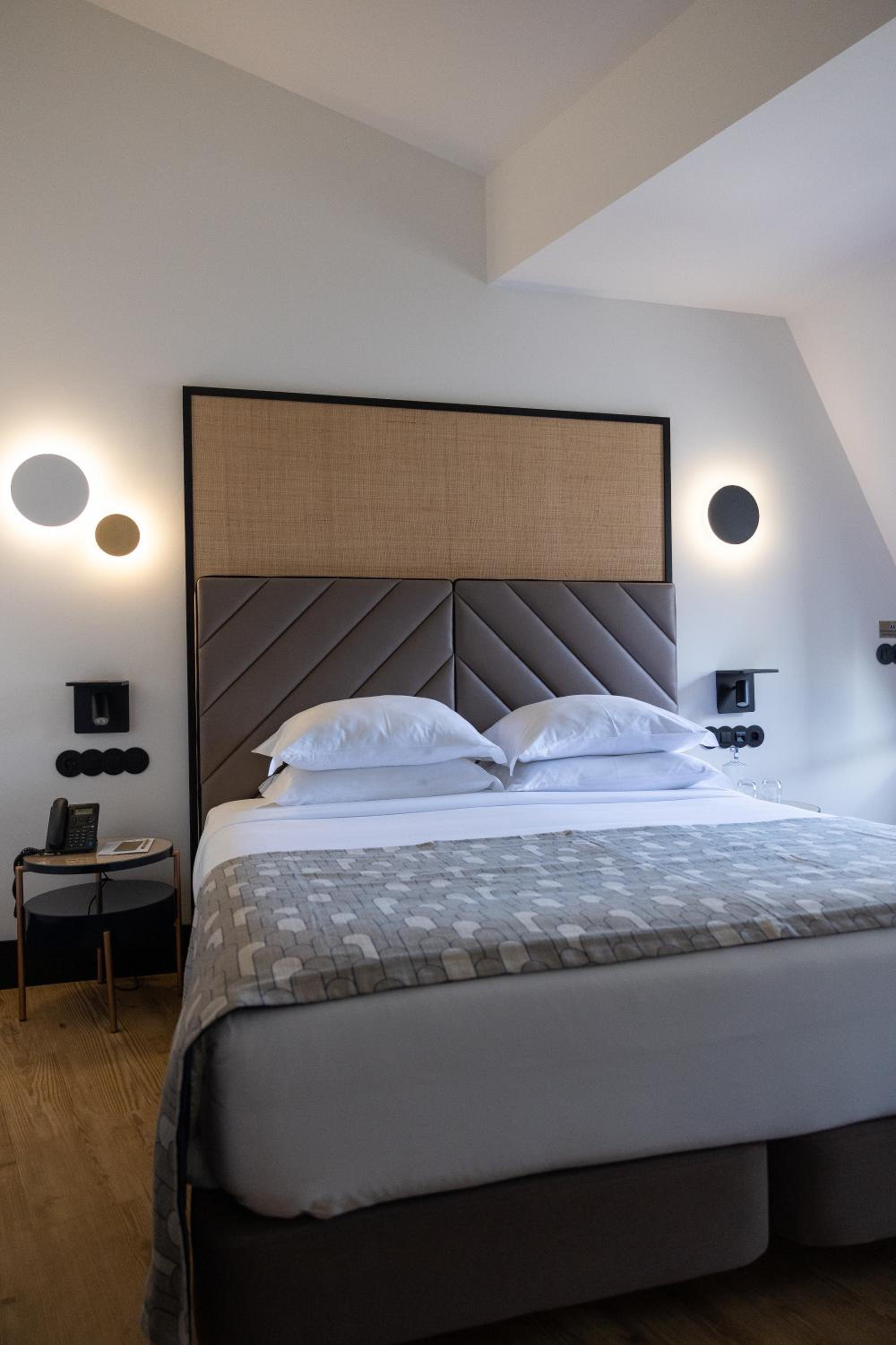 Double Room with Aliados View - Photo 2