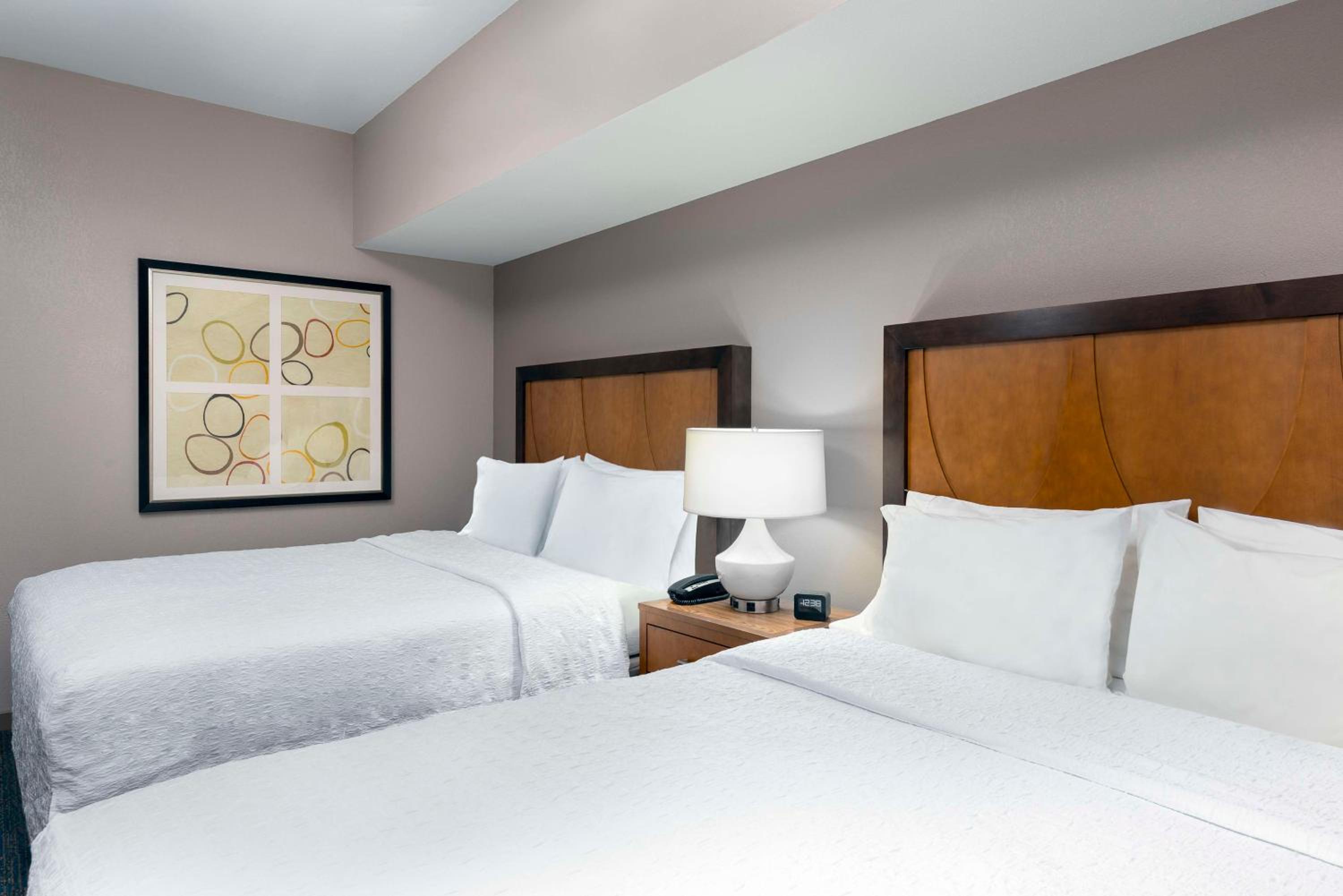 Queen Room with Two Queen Beds - Non-Smoking photo 3