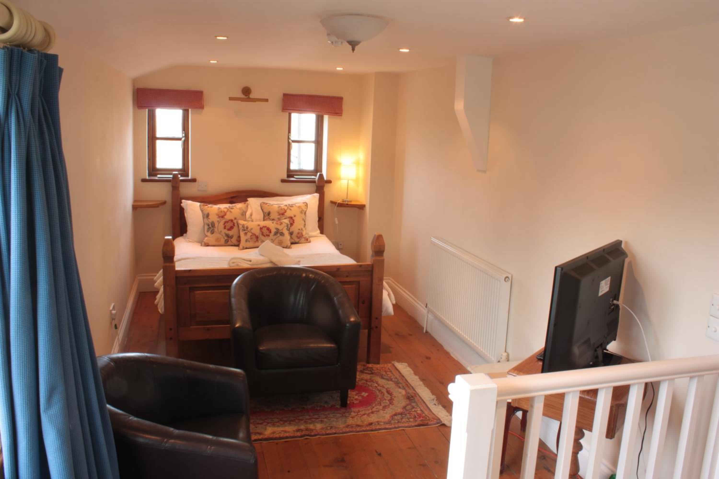 Deluxe Double Room (2 Adults + 1 Child) photo 2