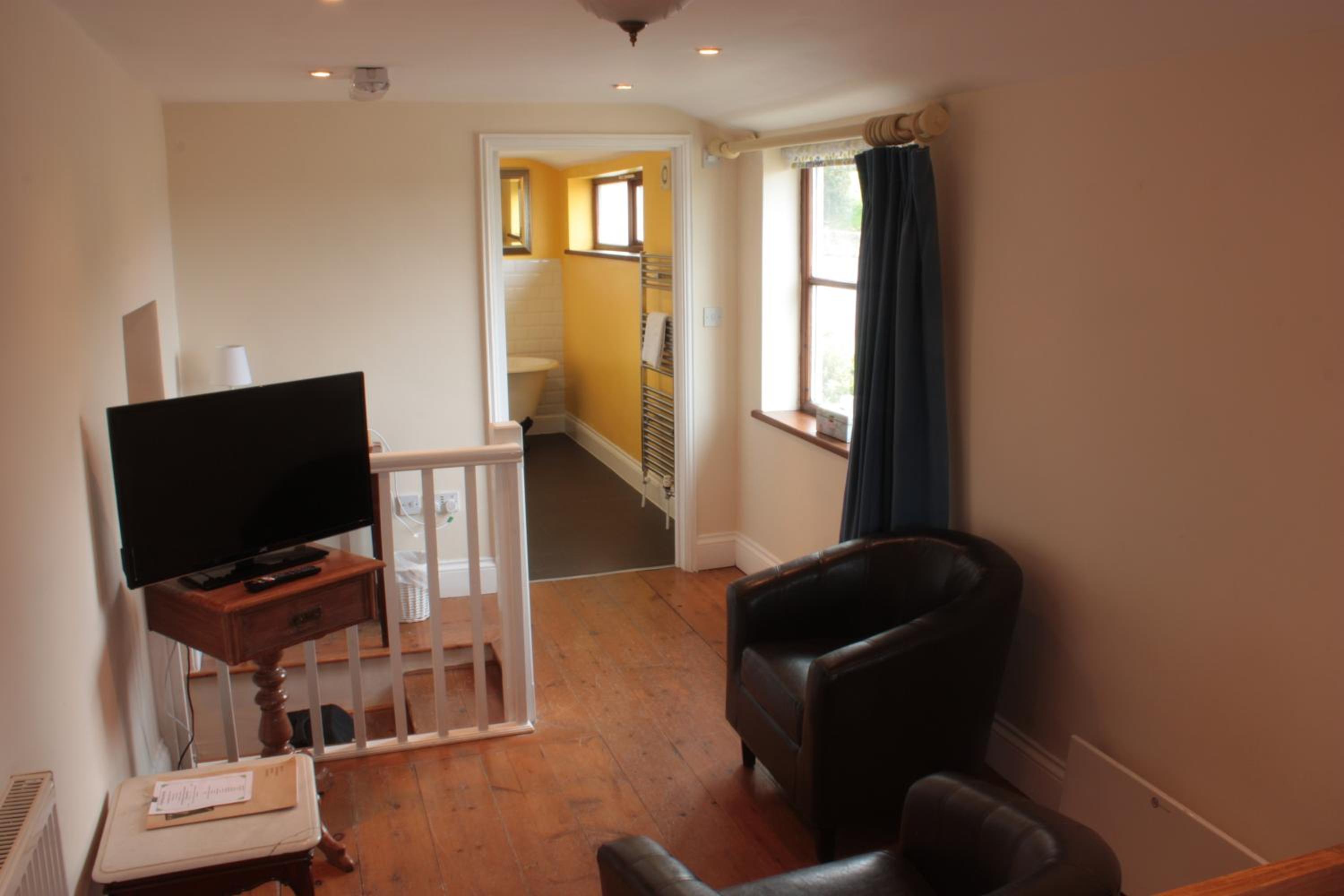 Deluxe Double Room (2 Adults + 1 Child) photo 3