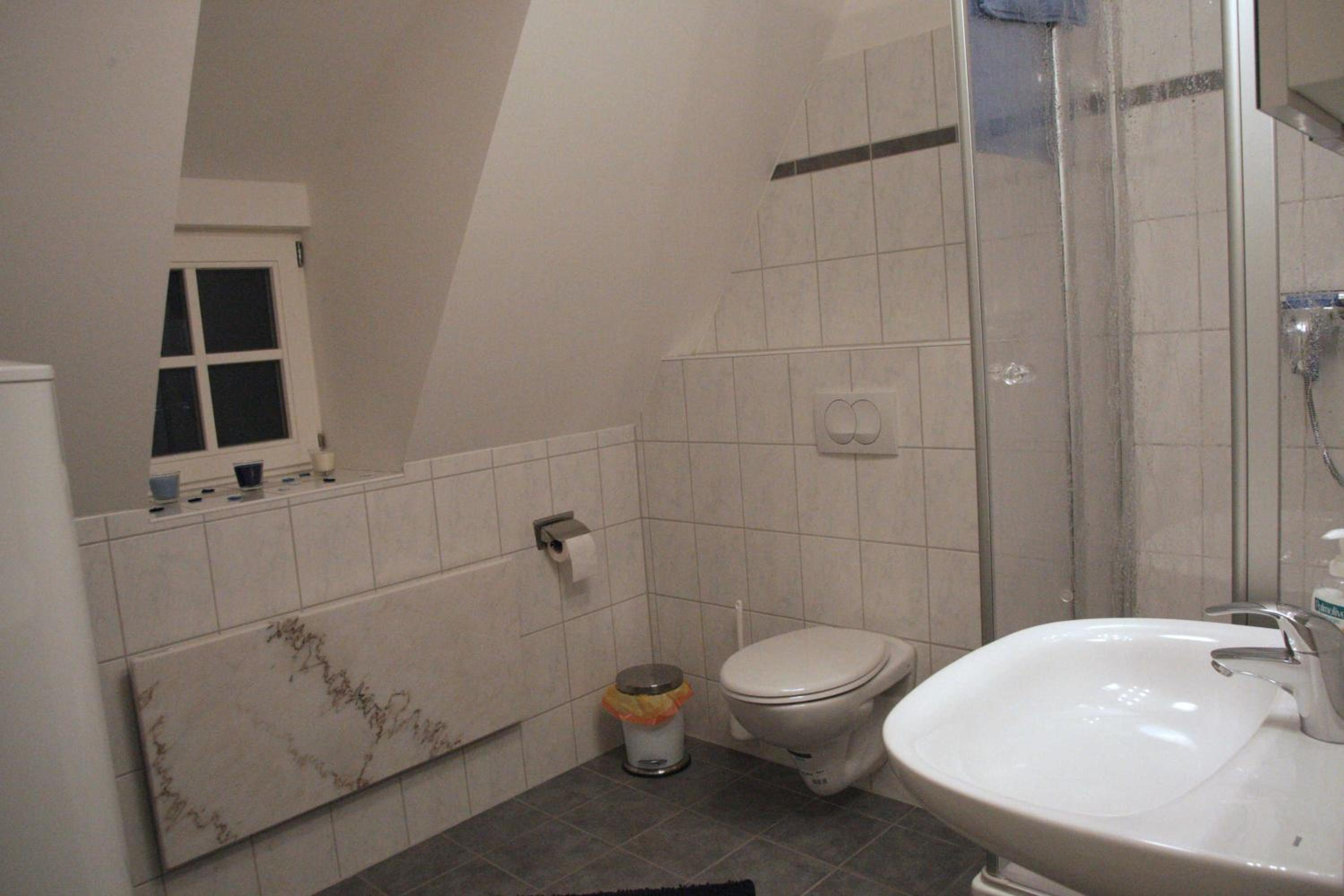 One-Bedroom Apartment with Shower photo 2
