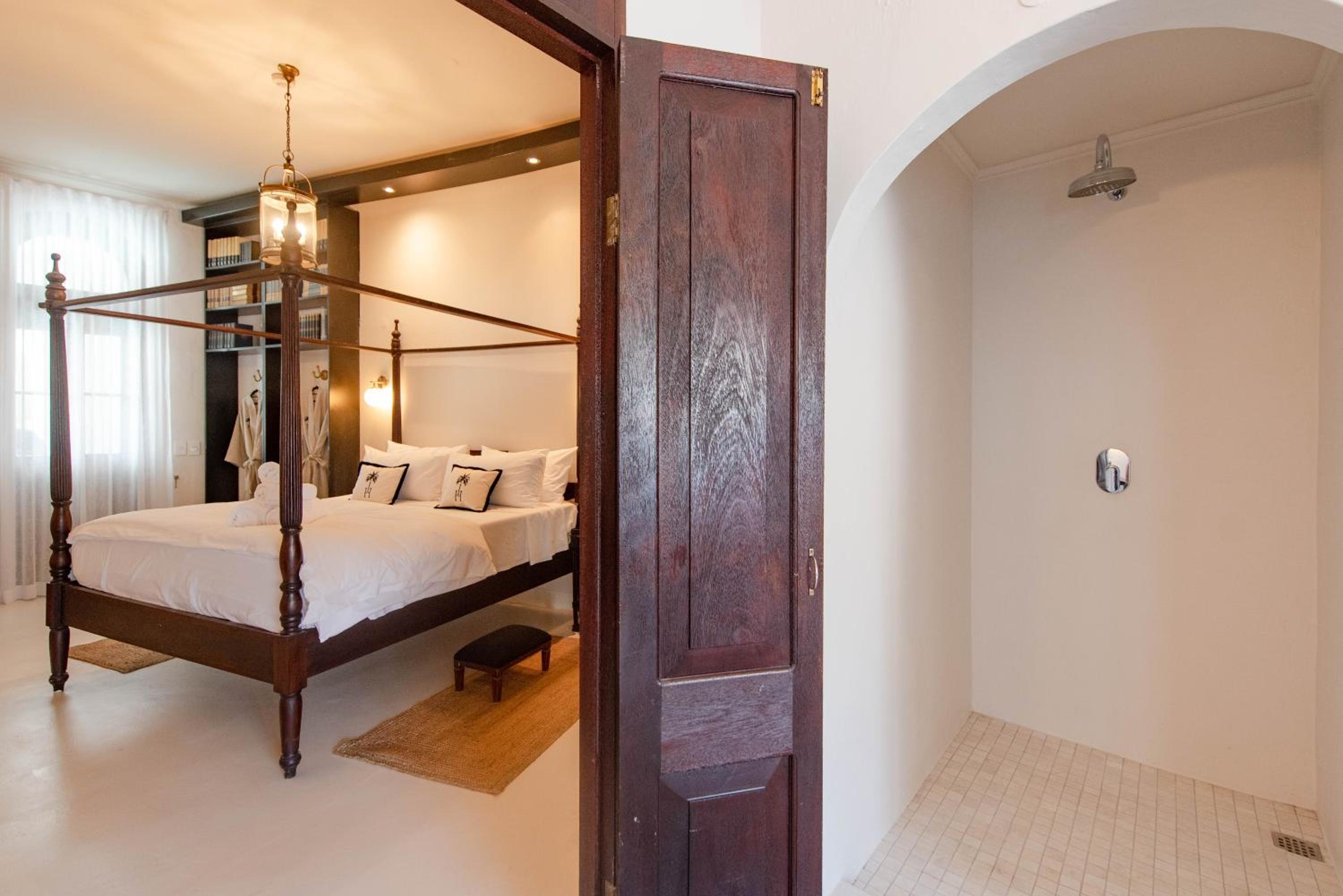 King Suite with Pool View - Photo 6