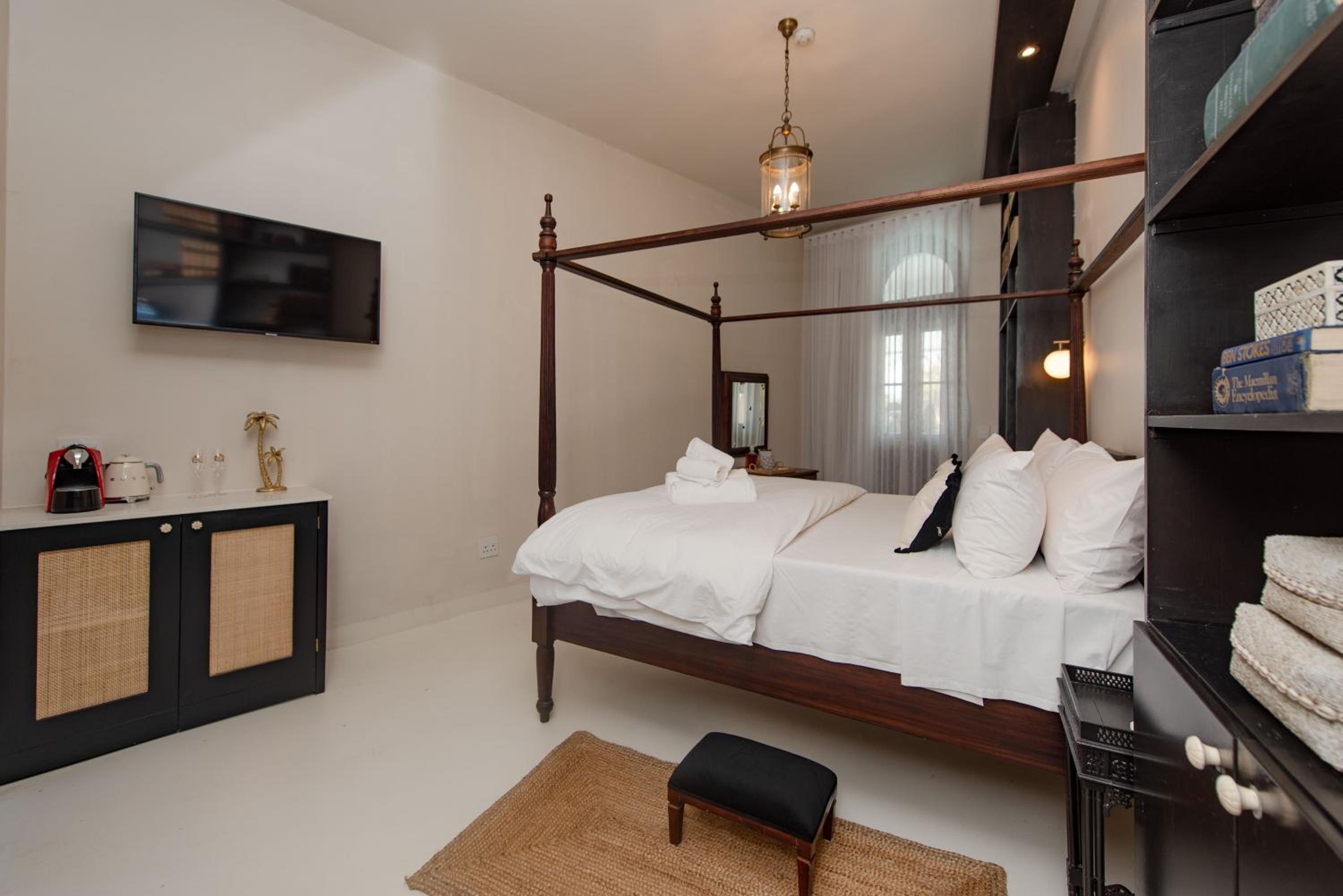 King Suite with Pool View - Photo 7