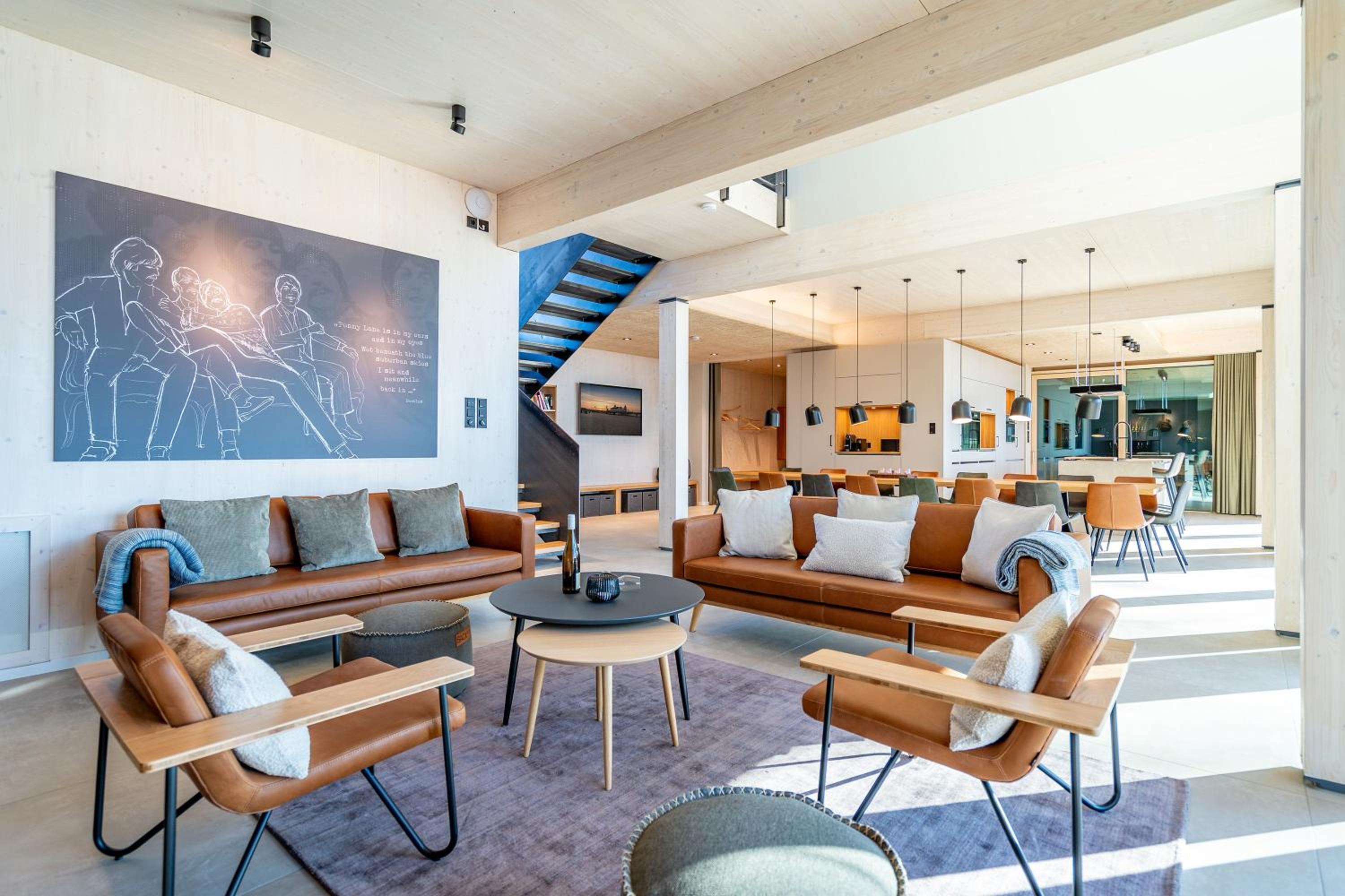 Eight-Bedroom House photo 1