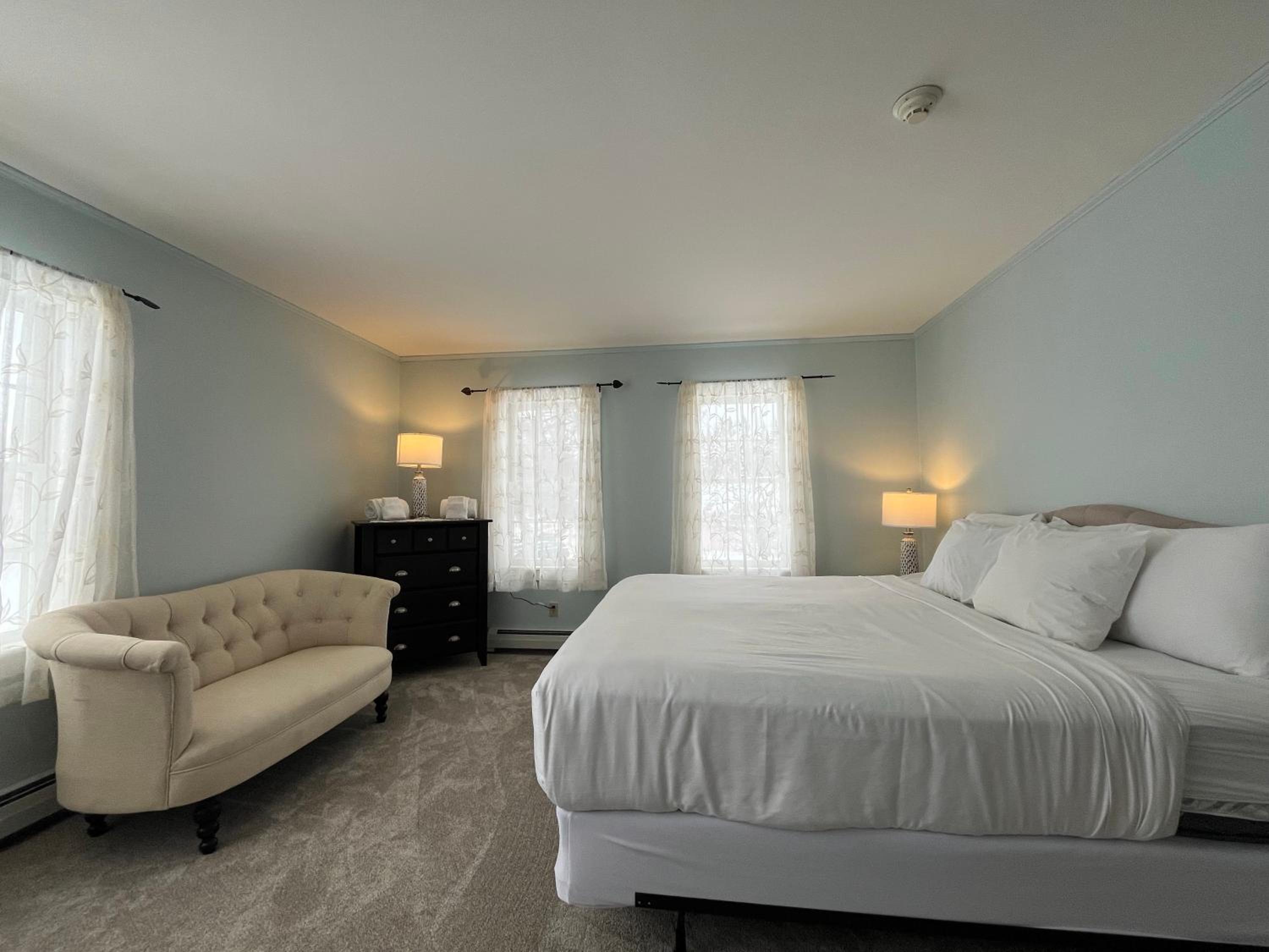 Deluxe King Suite photo 1