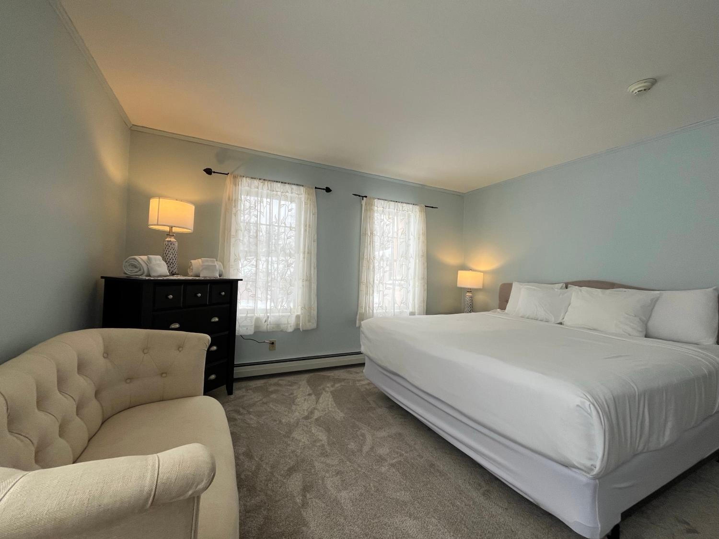 Deluxe King Suite photo 3