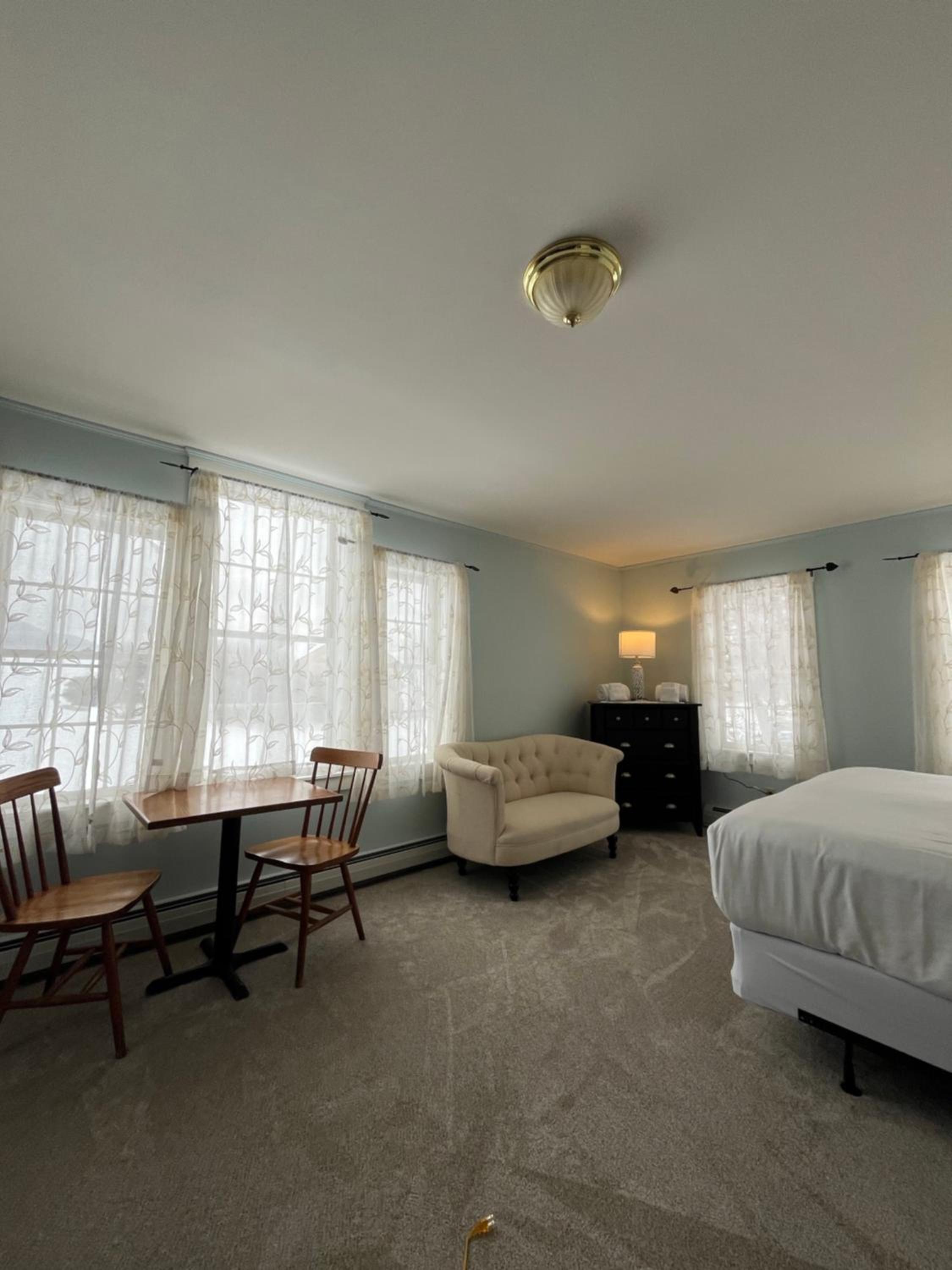 Deluxe King Suite photo 2