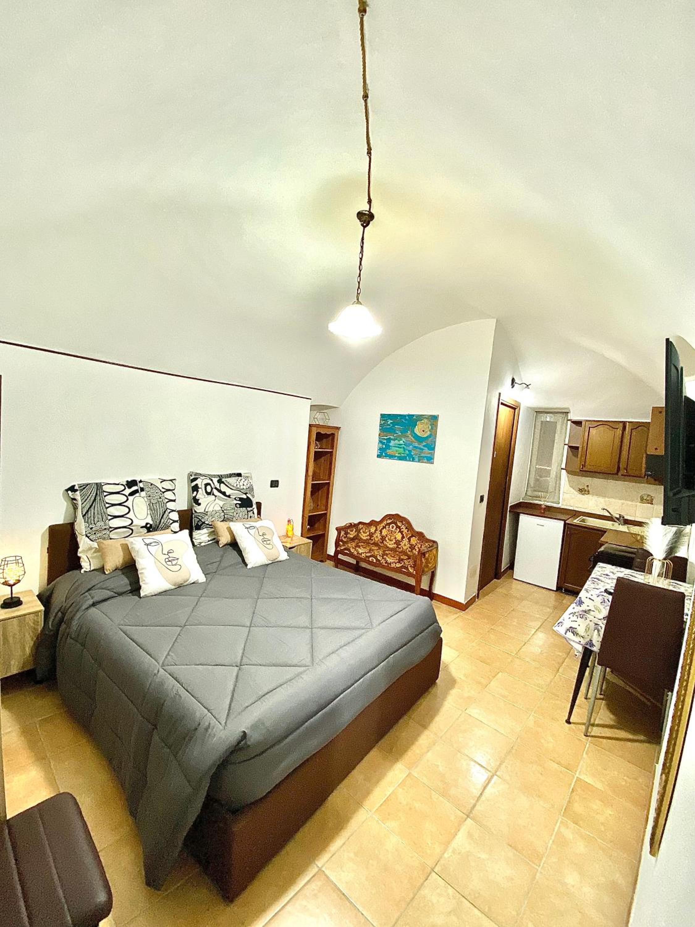 One-Bedroom Apartment photo 1