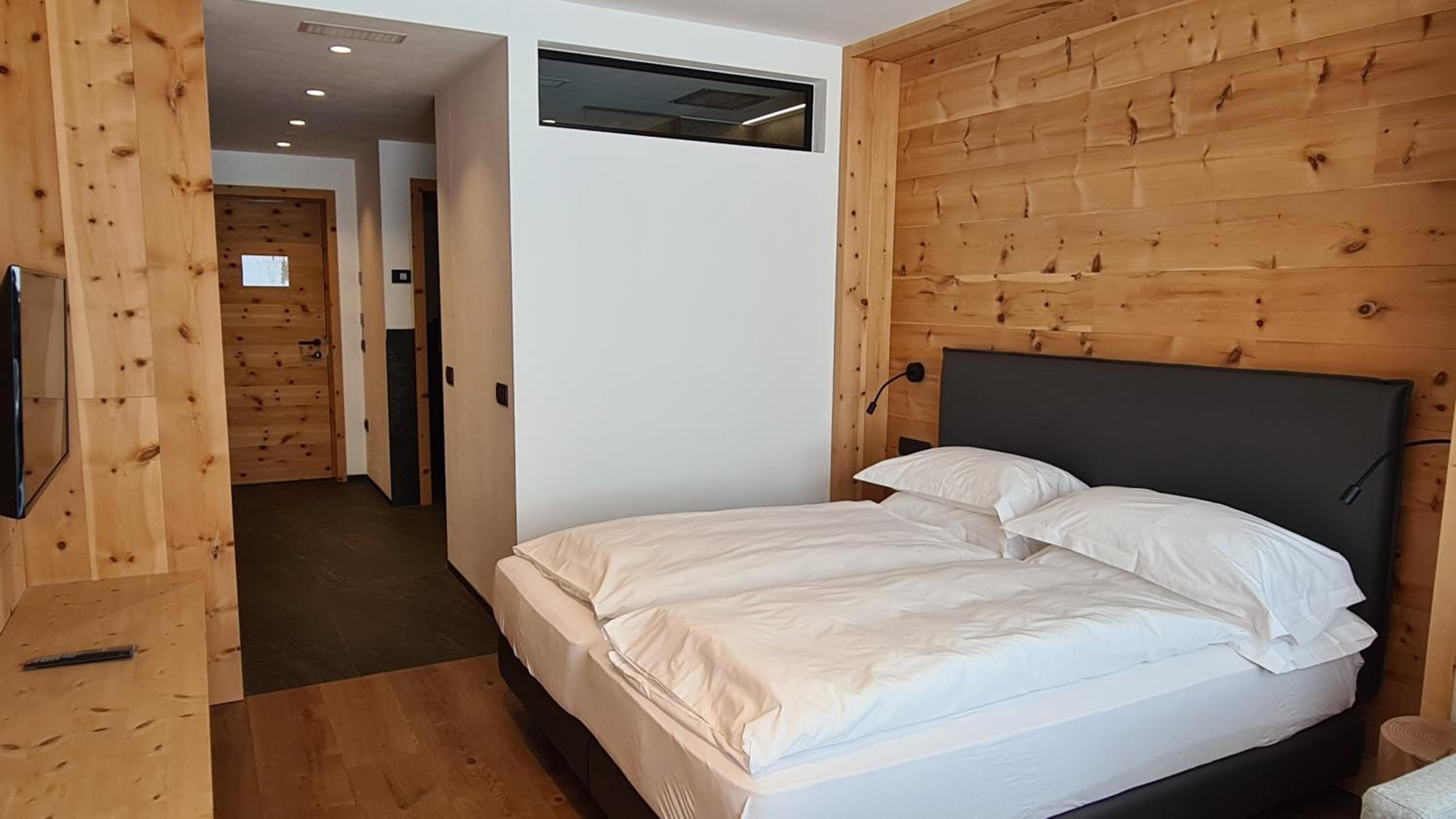 Deluxe Double or Twin Room - Photo 9