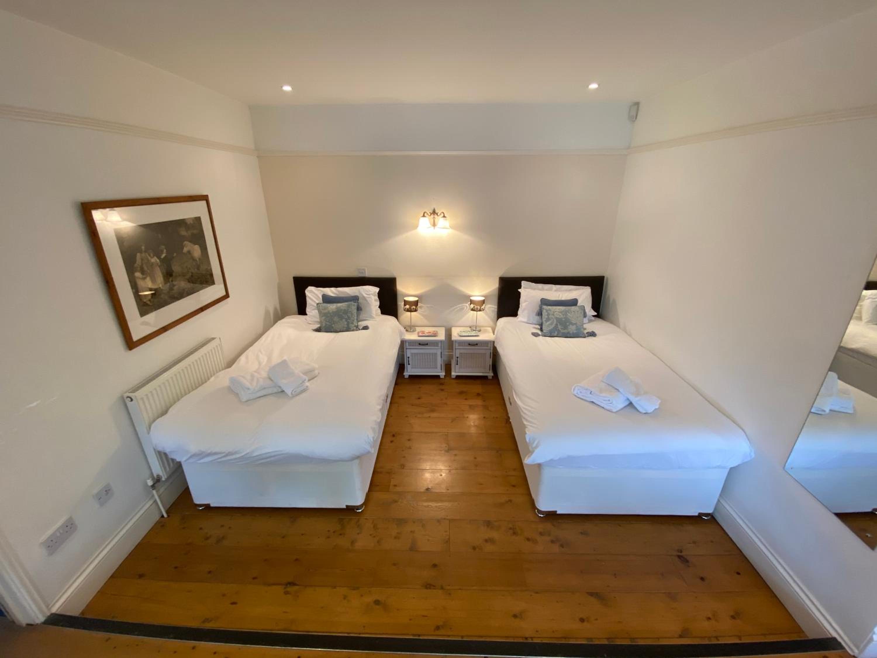 Large Twin Room photo 2