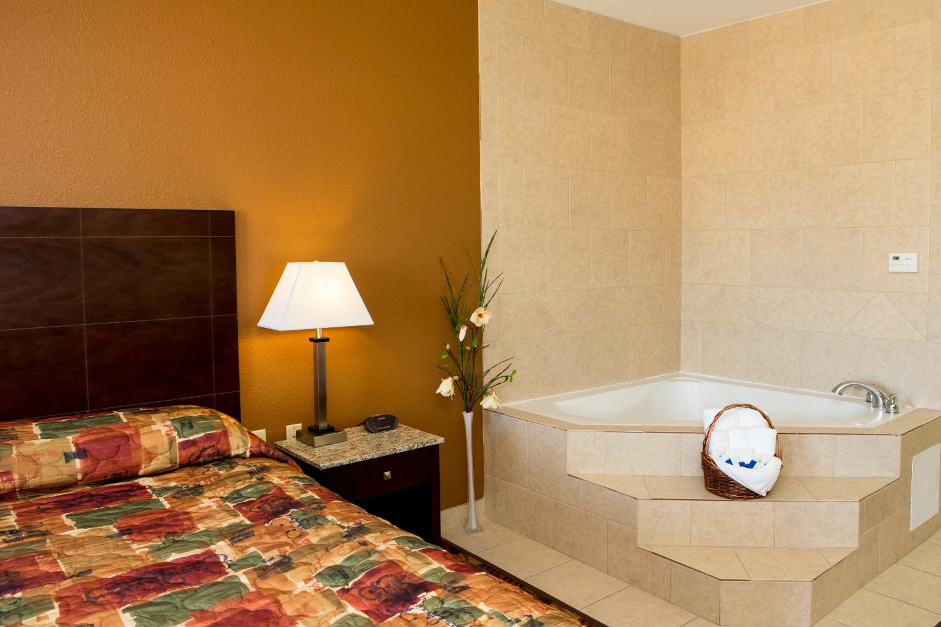Suite With Hot Tub