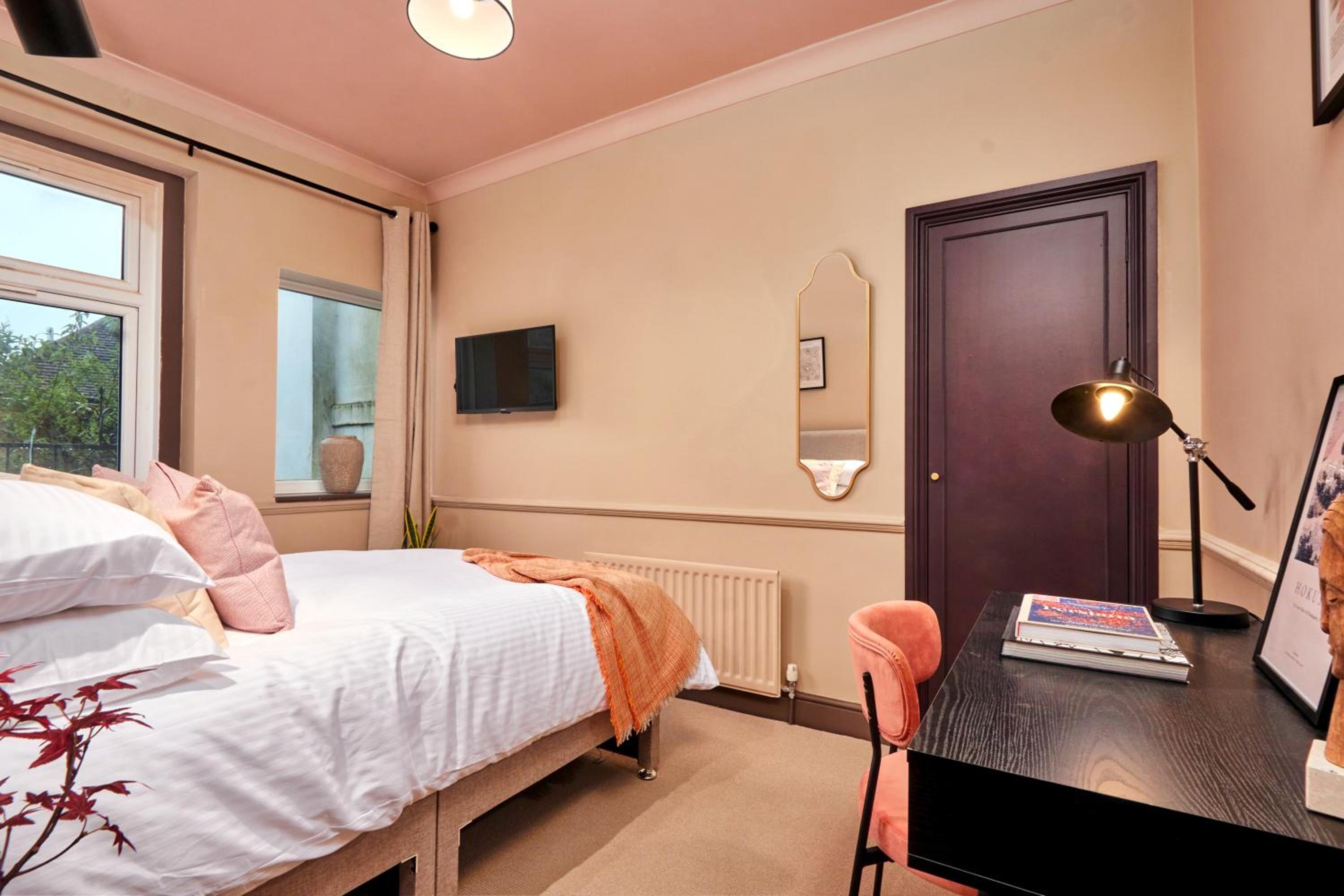Deluxe King Room photo 2