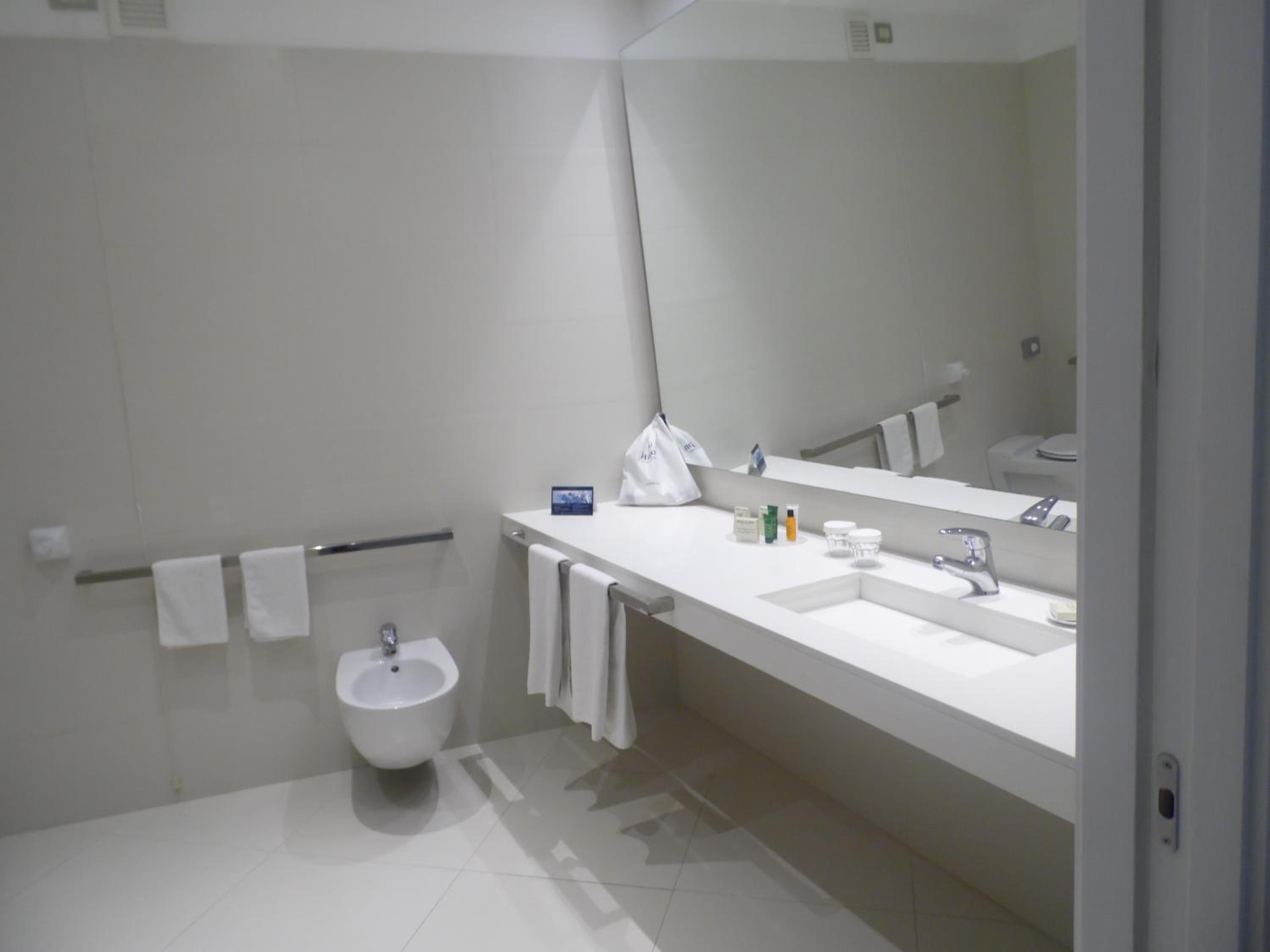 King Room - Mobility Accessible thumbnail 5