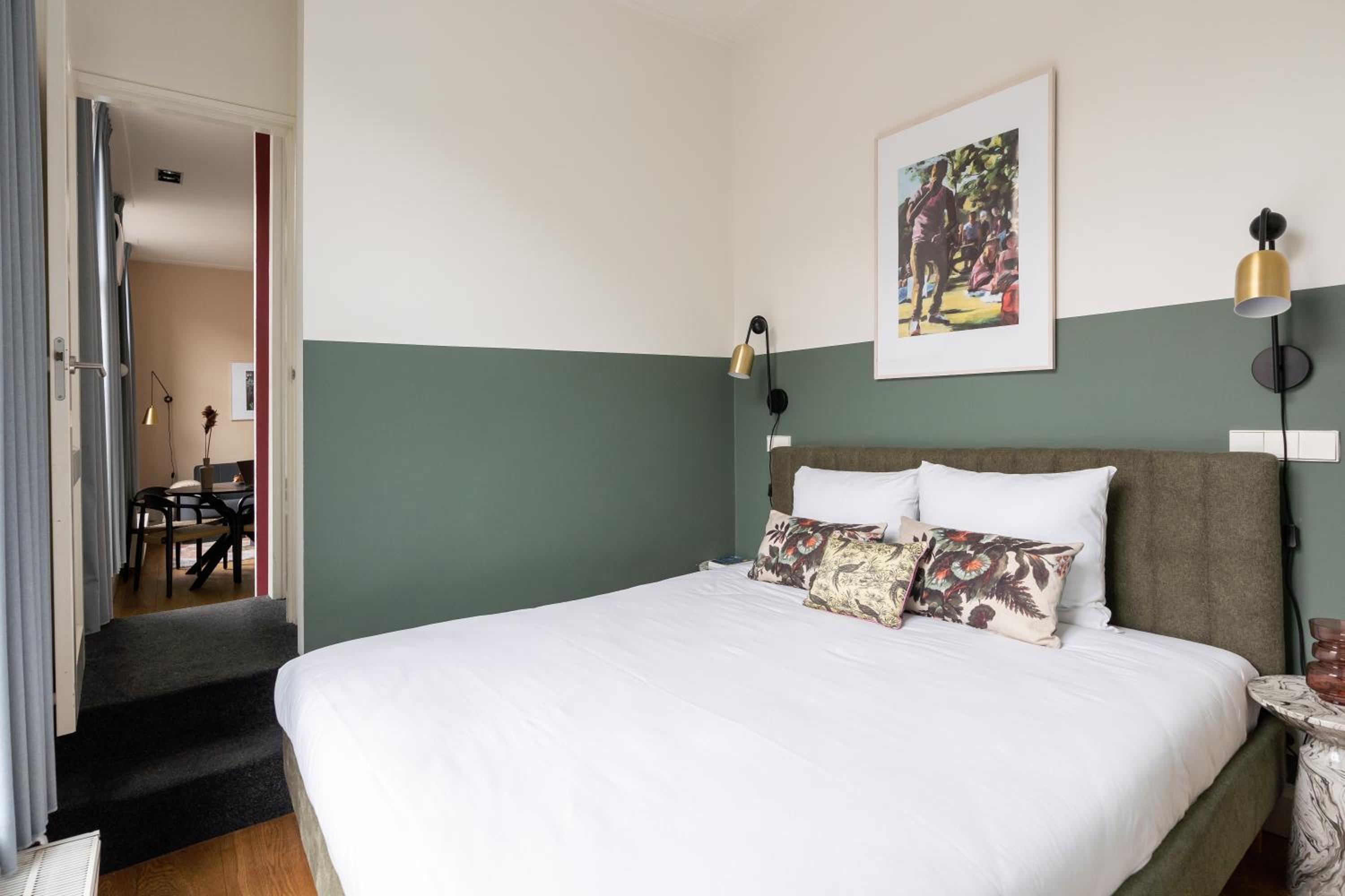 Large 1 Bedroom Apartment with Sofa Bed photo 2