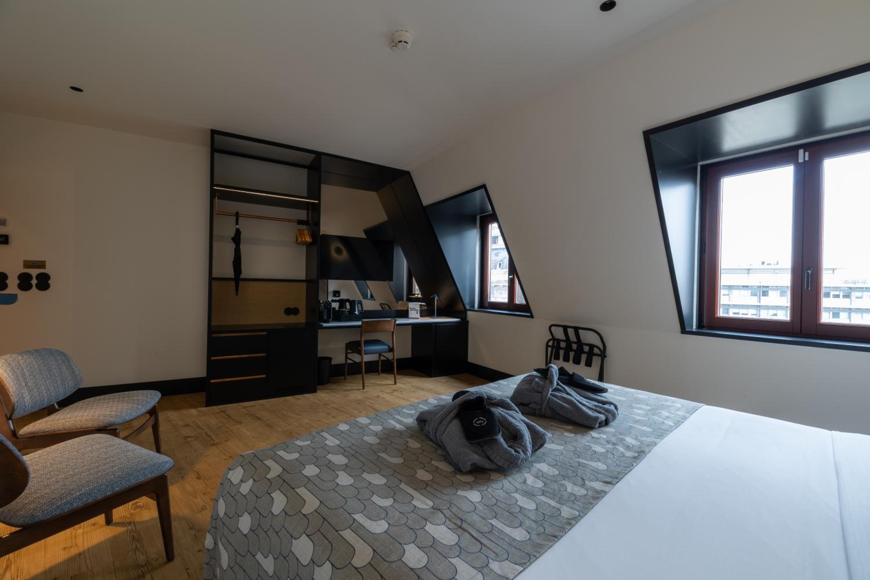 Suite with Aliados View - Photo 10