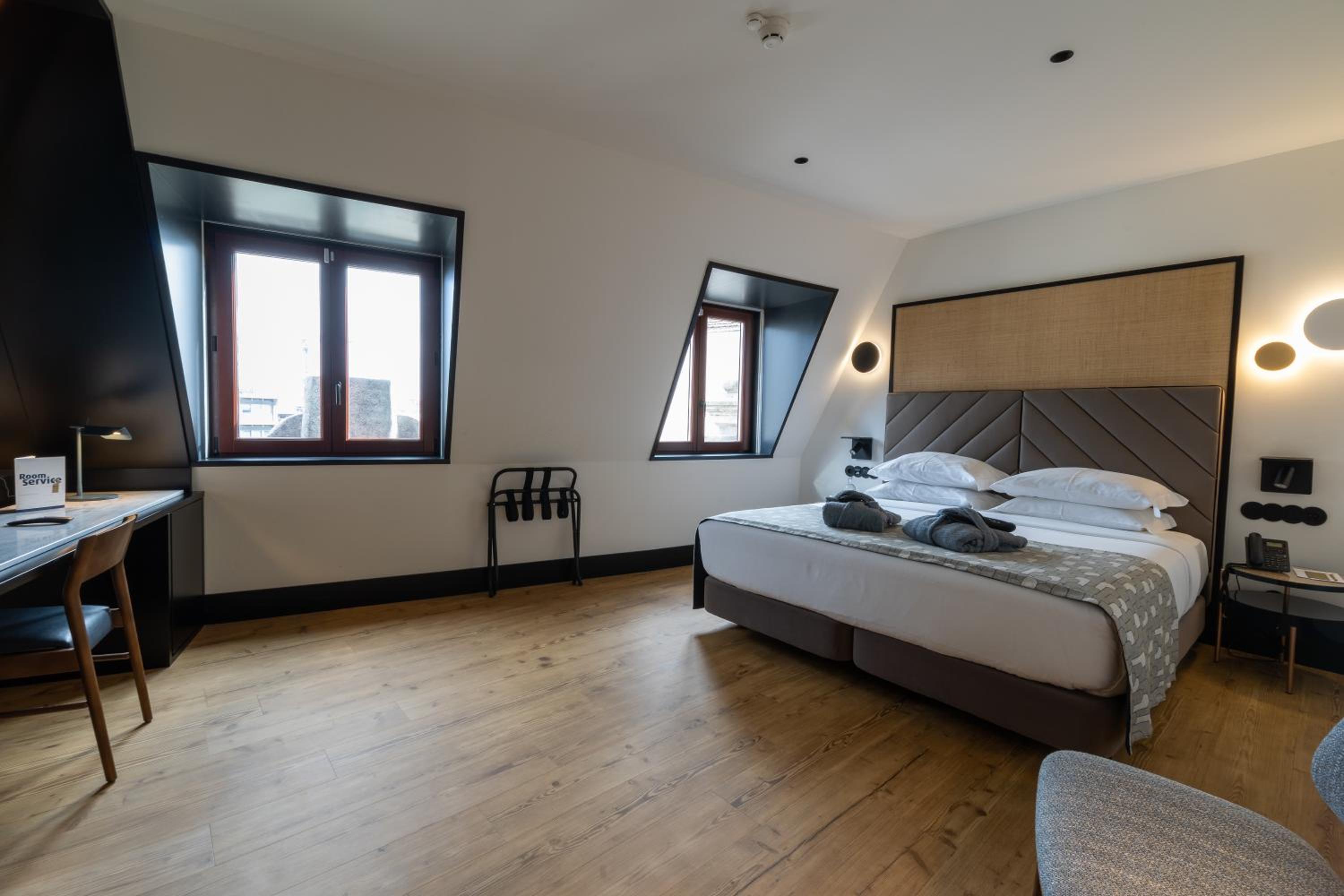 Suite with Aliados View - Photo 9