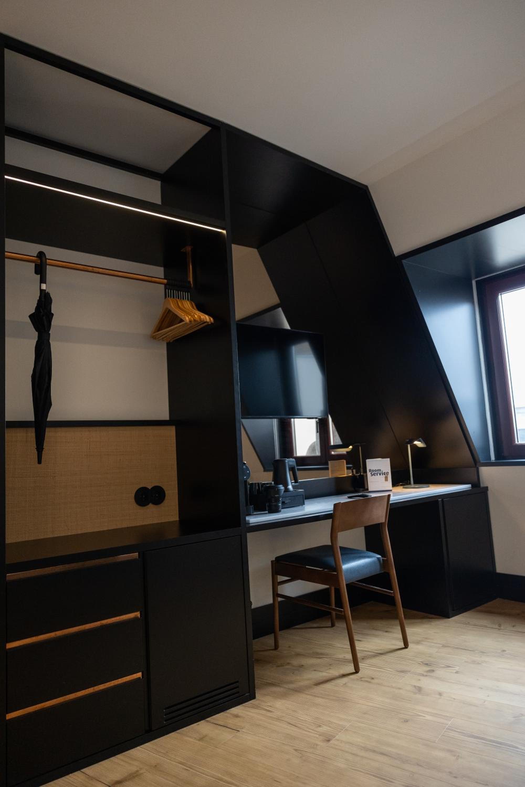 Suite with Aliados View - Photo 4