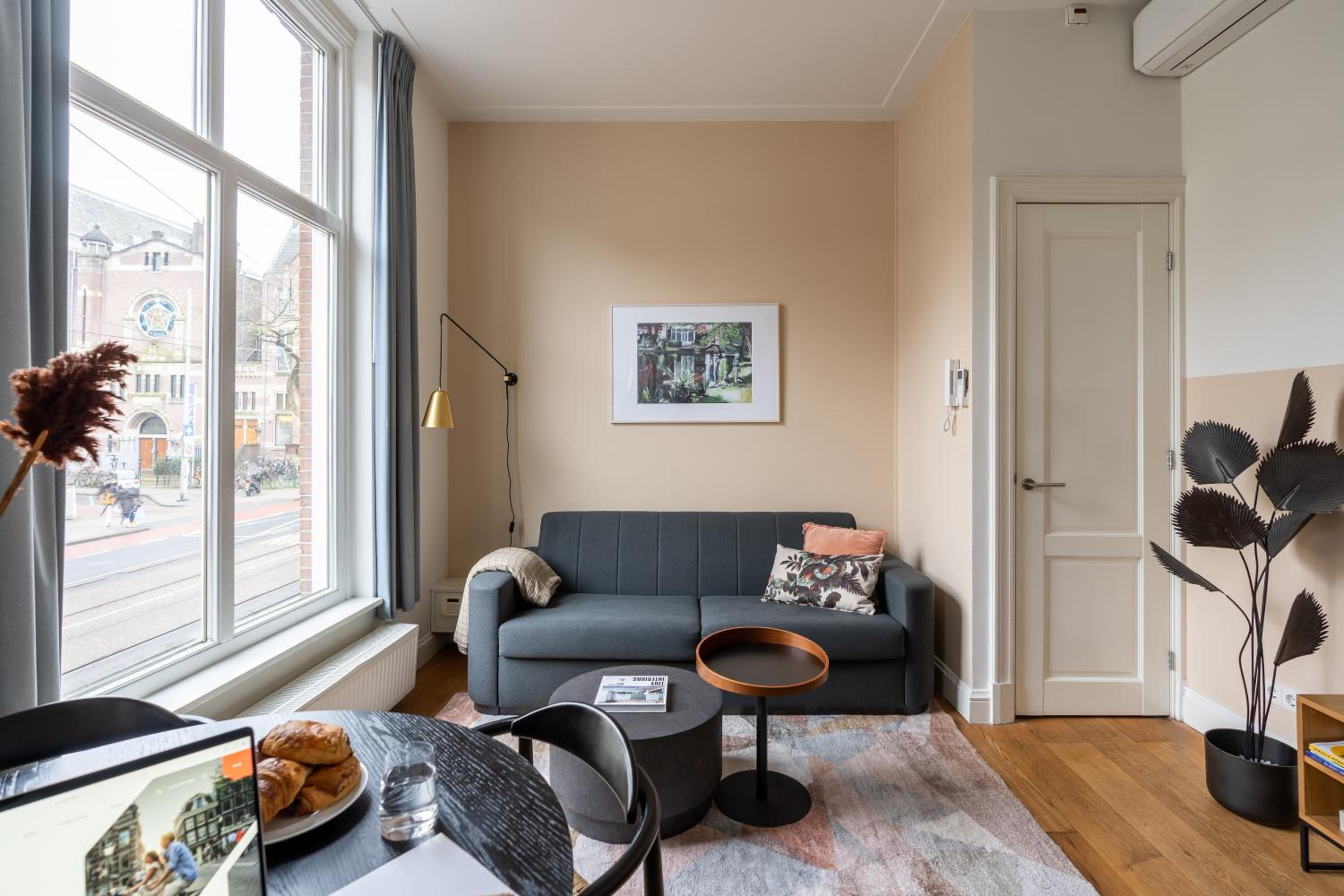 Large 1 Bedroom Apartment with Sofa Bed photo 3