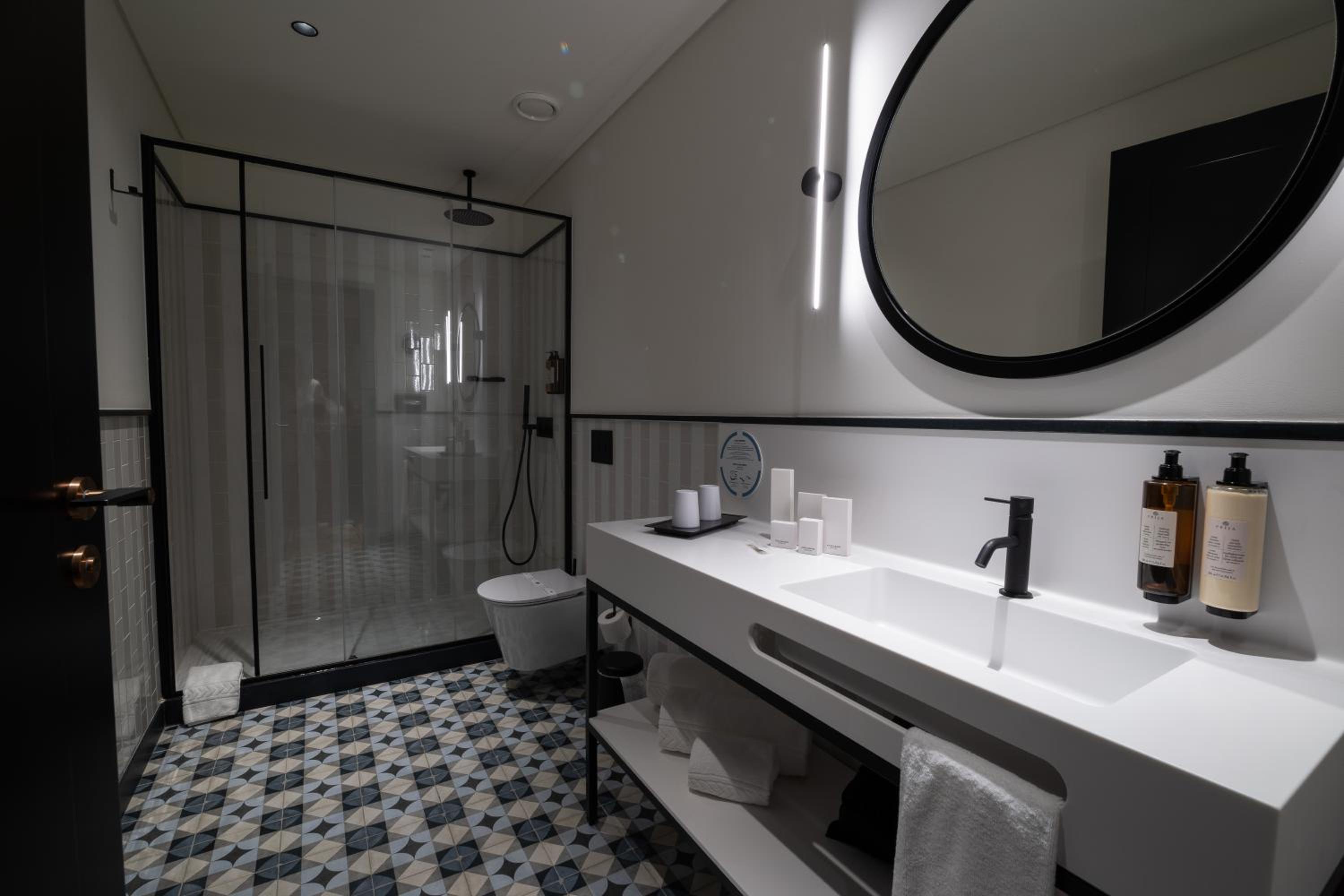 Suite with Aliados View - Photo 2