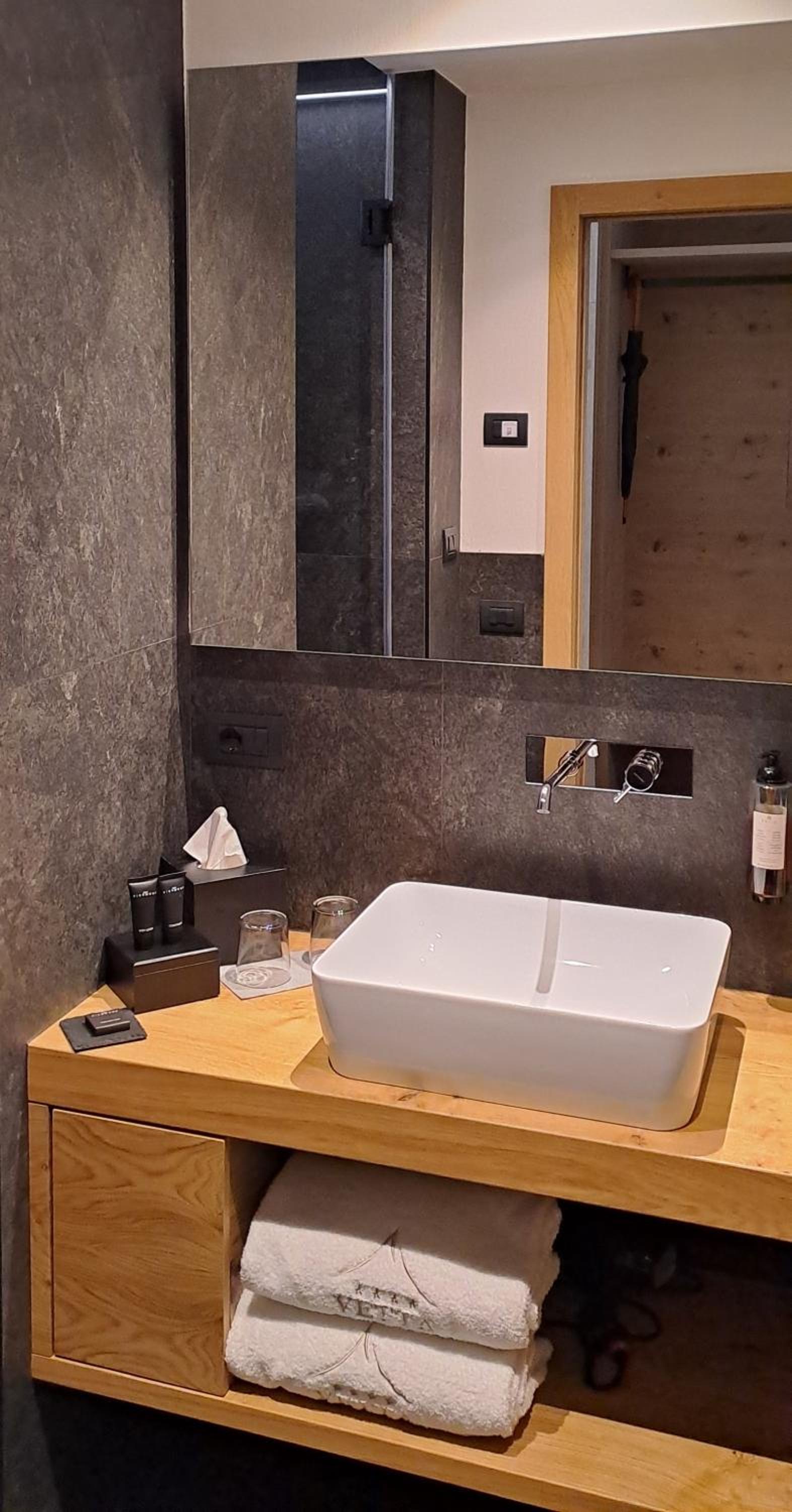 Junior Suite with Sensory Shower - Photo 2