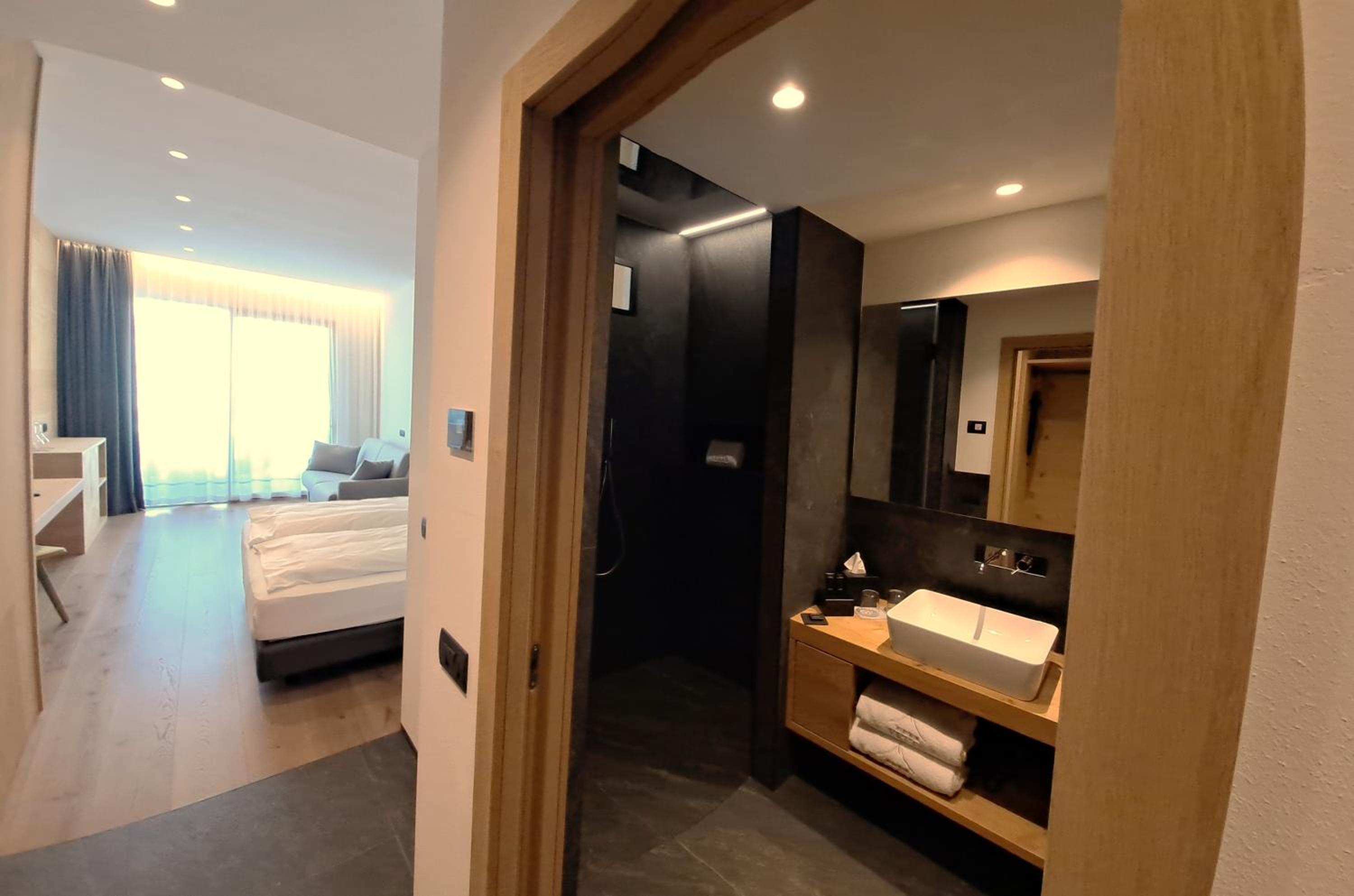 Junior Suite with Sensory Shower - Photo 11