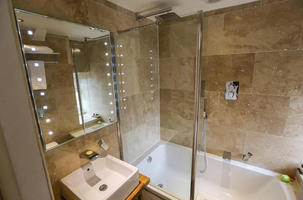 Twin Room with Private Bathroom photo 2