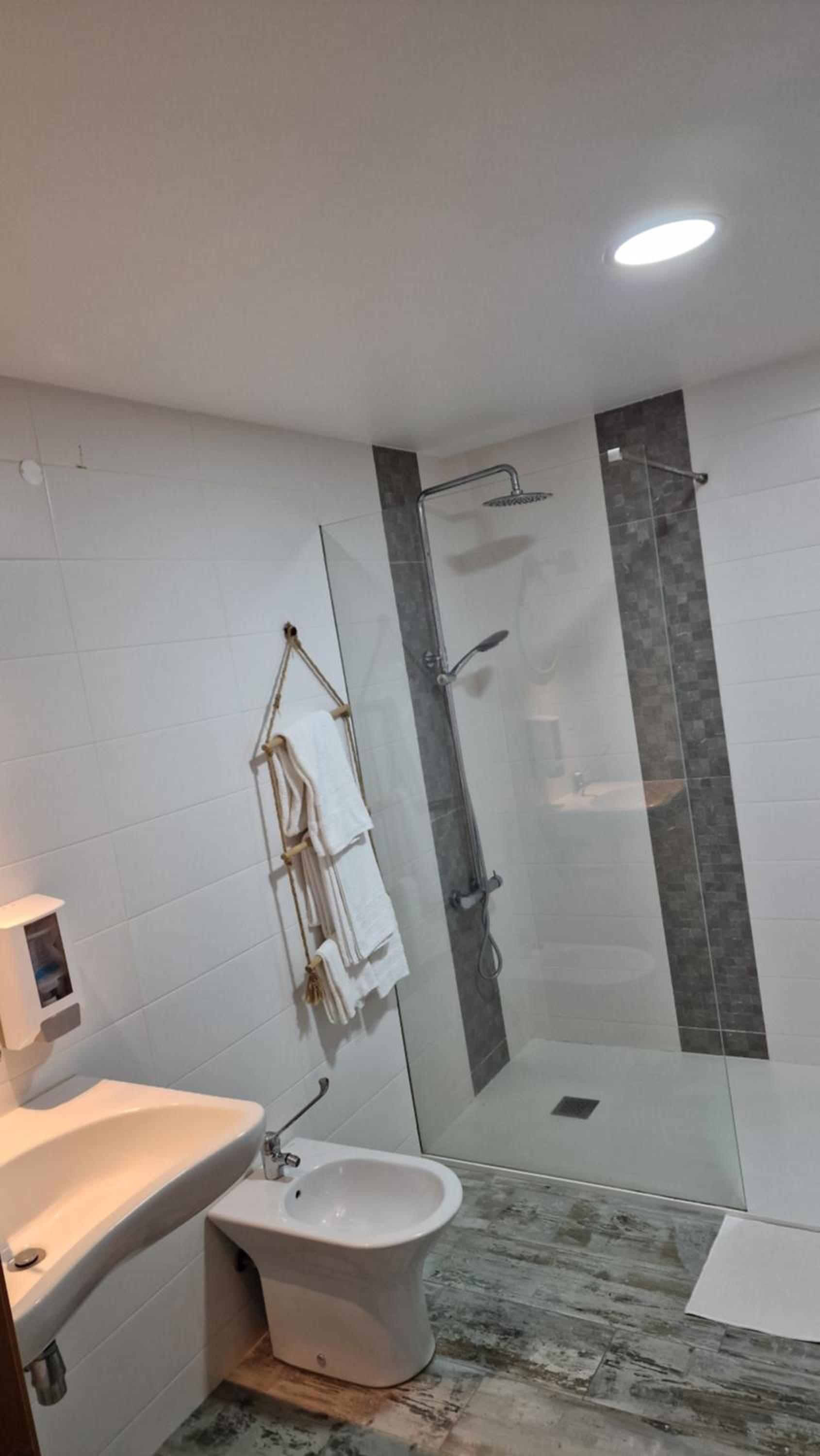 Double Room with Private Bathroom - Photo 7