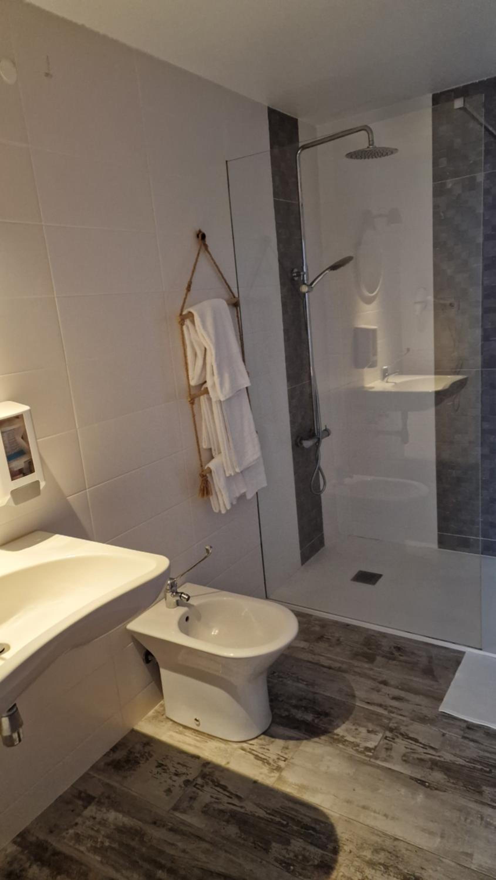 Double Room with Private Bathroom - Photo 9